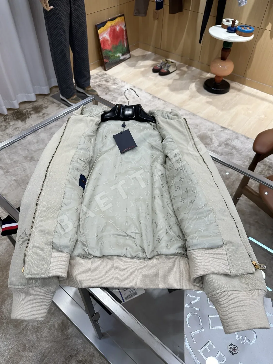 루이비통 모노그램 자수 후드 짚업 자켓 상세 이미지 4