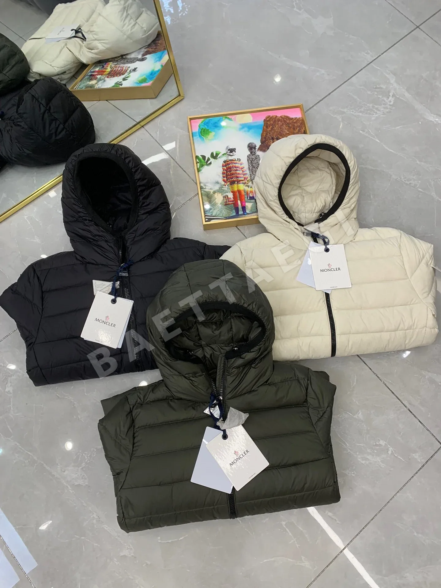 몽클레르 여성 후드 슬림핏 다운 패딩 상세 이미지 5