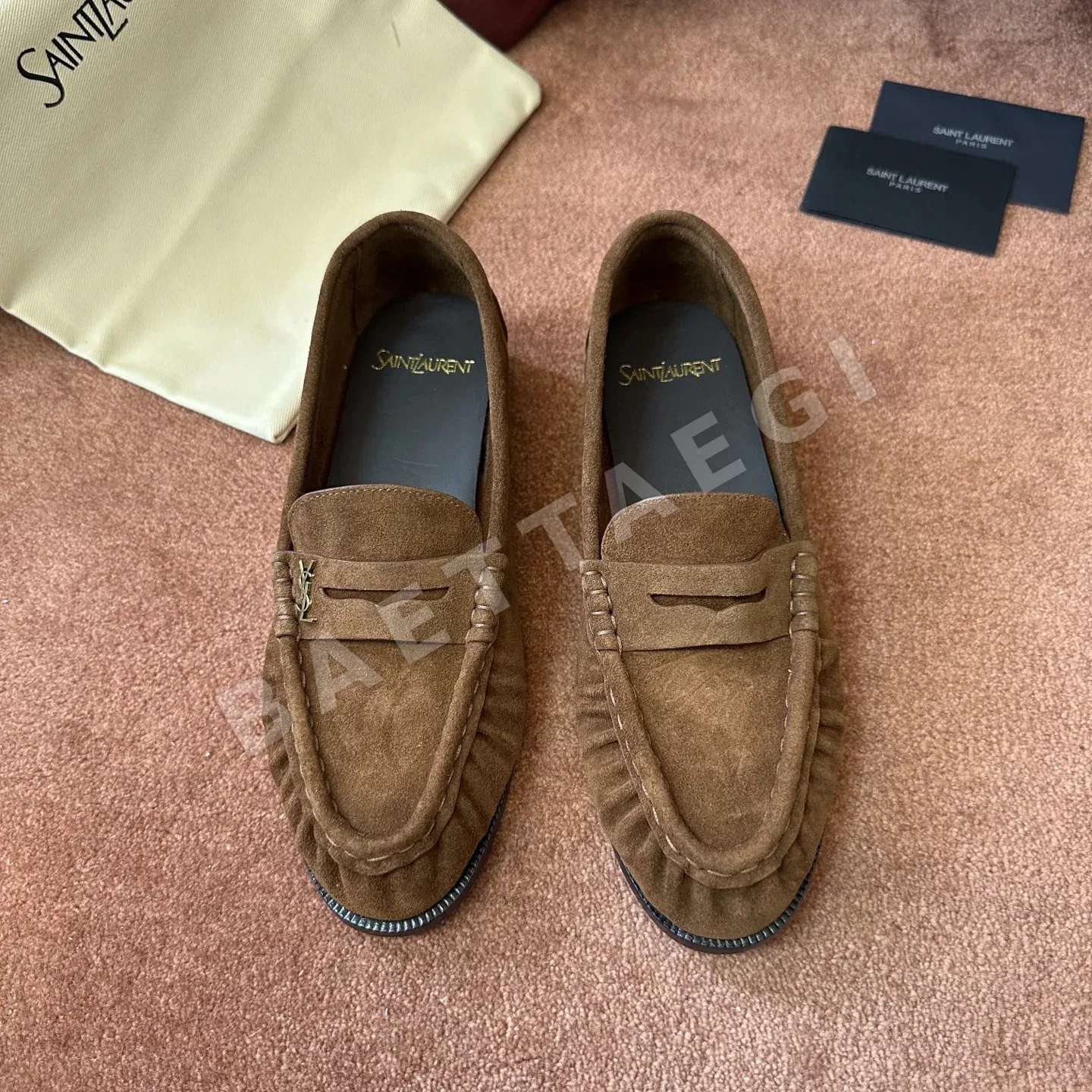생로랑 YSL 앞코 덮인 플랫 뮬 108306