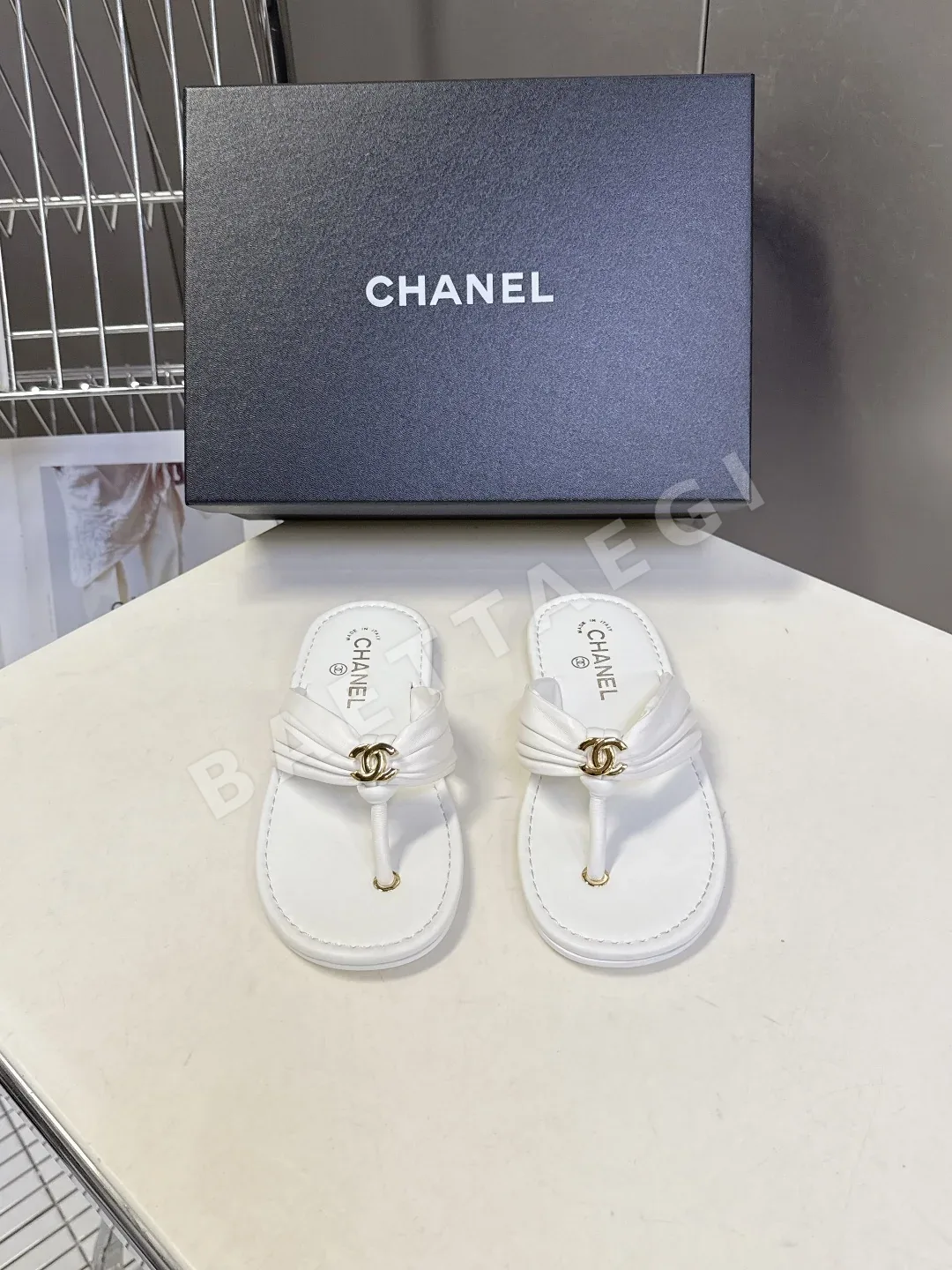 샤넬 골드 더블 C 로고 비치샌들 98386