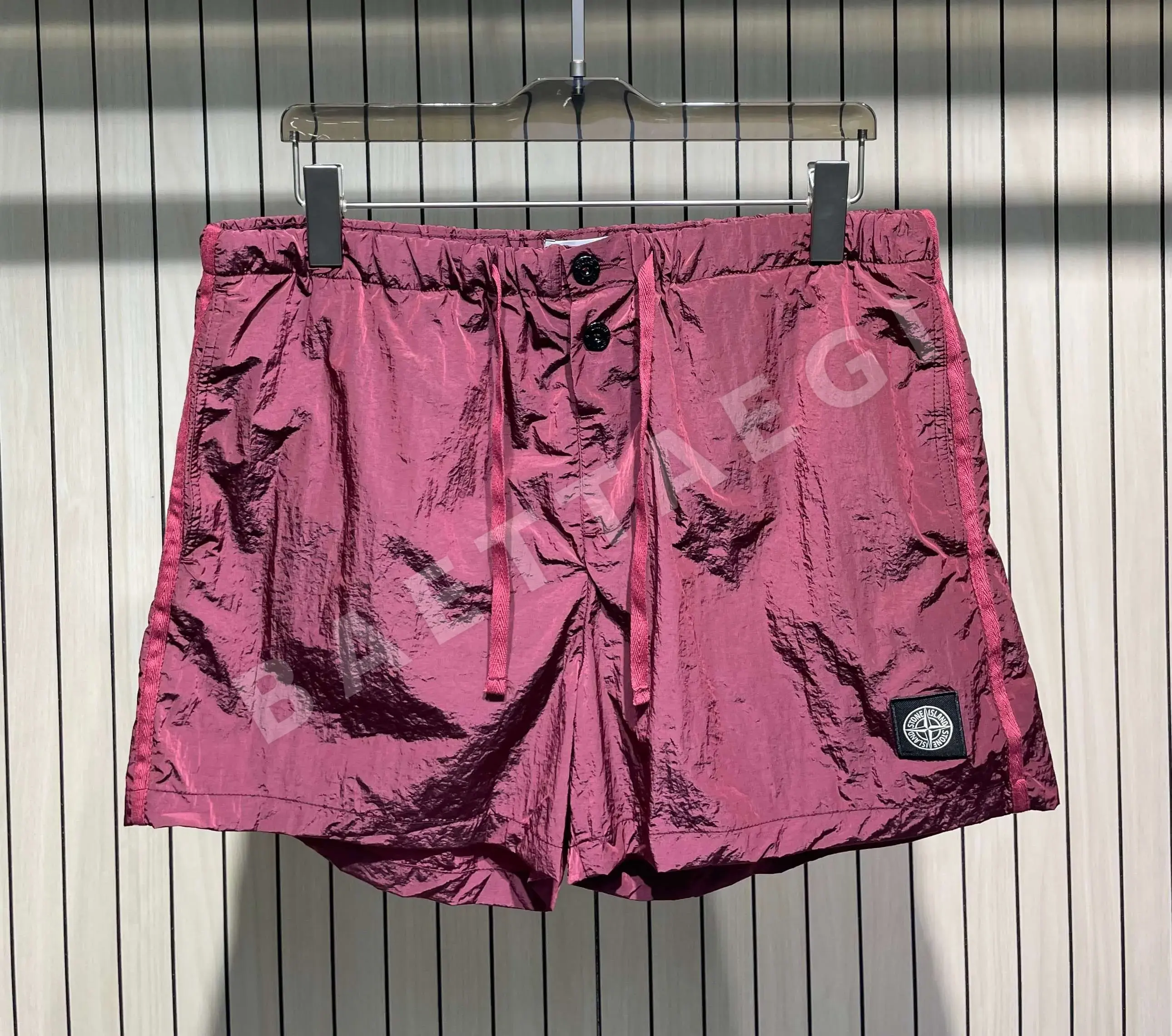 스톤아일랜드 뉴로고 메탈릭 나일론 반바지 상세 이미지 3