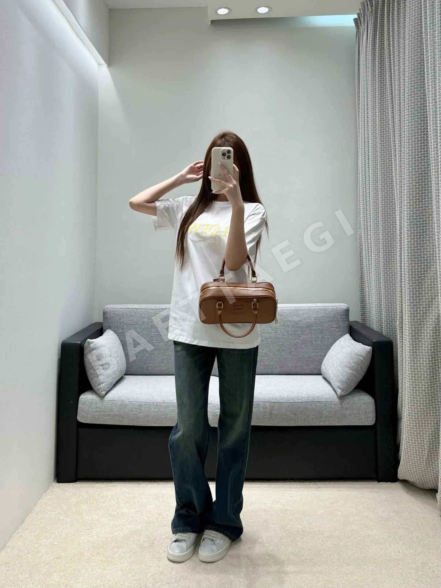 로에베 드롭 숄더 자수 로고 여성 반팔 티셔츠 상세 이미지 4