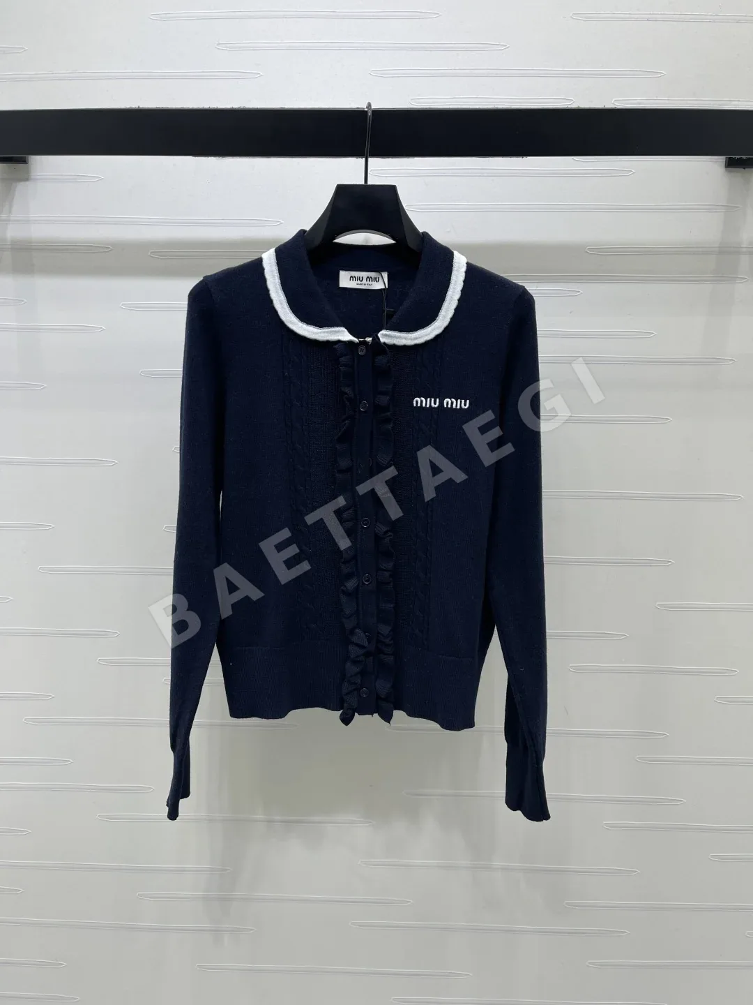 미우미우 프릴 카라 니트 가디건 149577