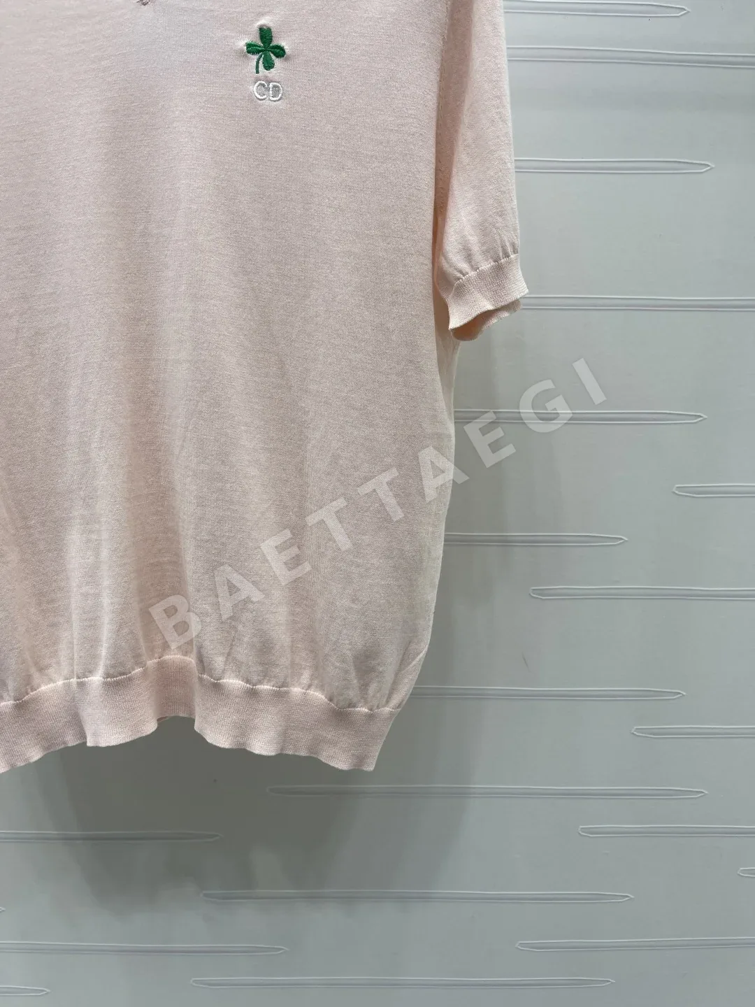 디올 네 잎 클로버 자수 V넥 니트 반팔 탑 상세 이미지 6