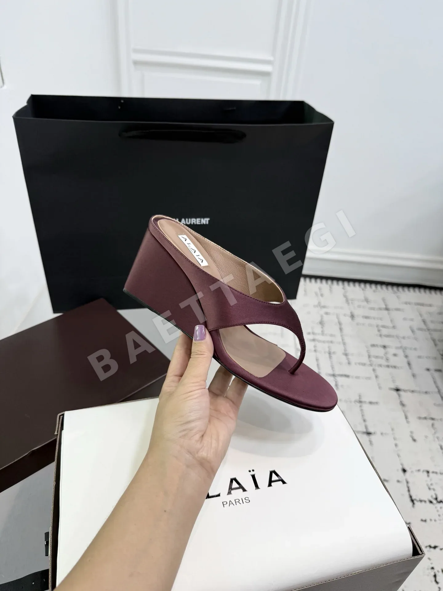 알라이아 큐빅 힐 웨지 샌들 상세 이미지 5