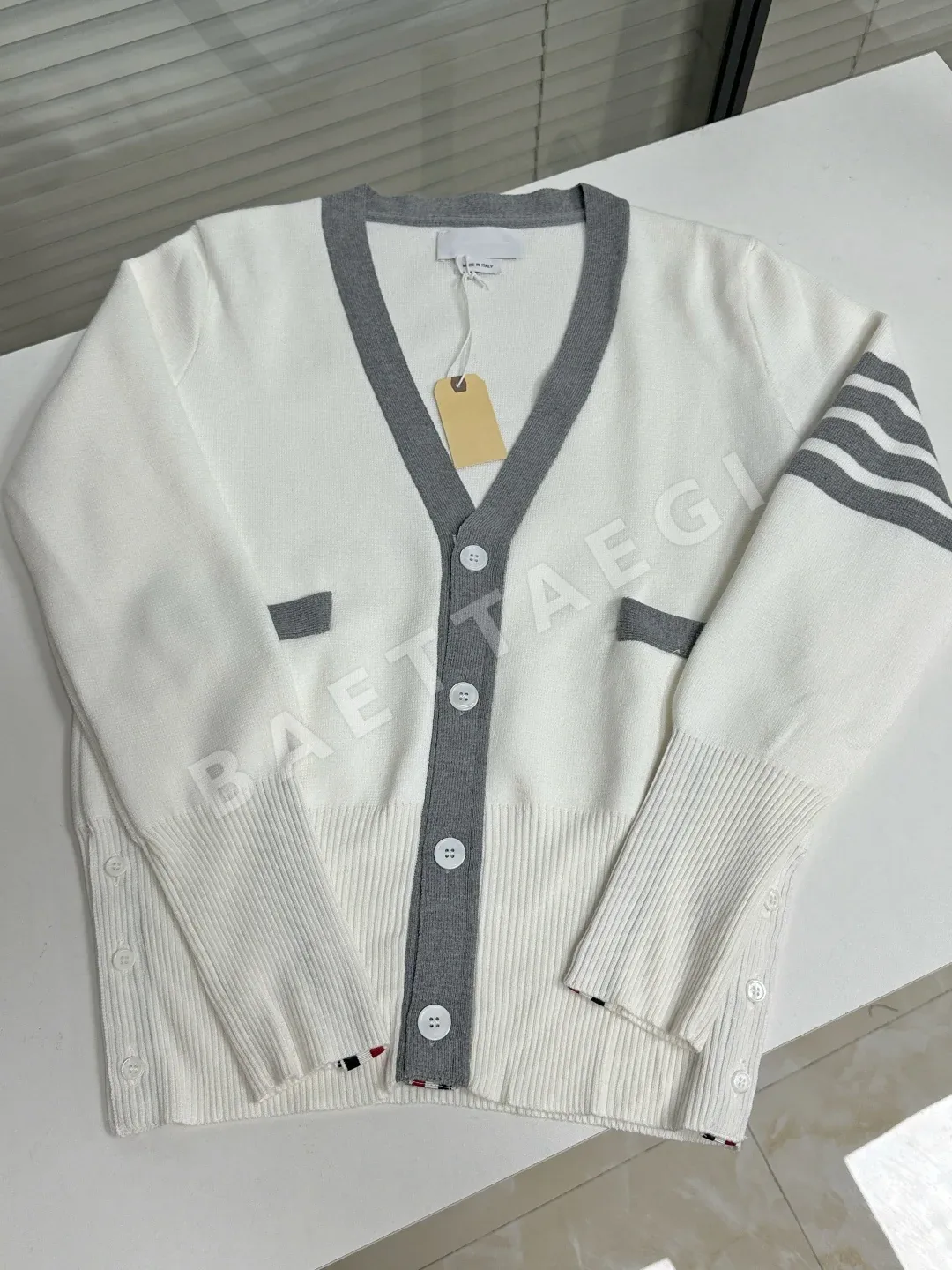 톰브라운 울 혼방 컬러 블록 V넥 가디건 상세 이미지 3