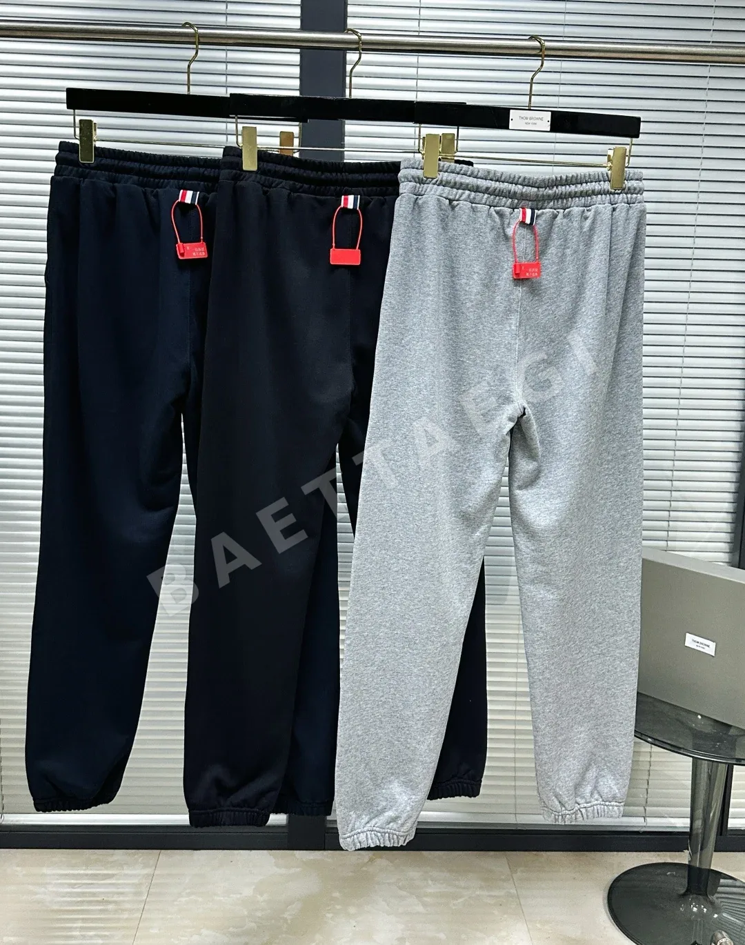 톰브라운 가죽 라벨 스웨트팬츠 남성 바지 상세 이미지 3
