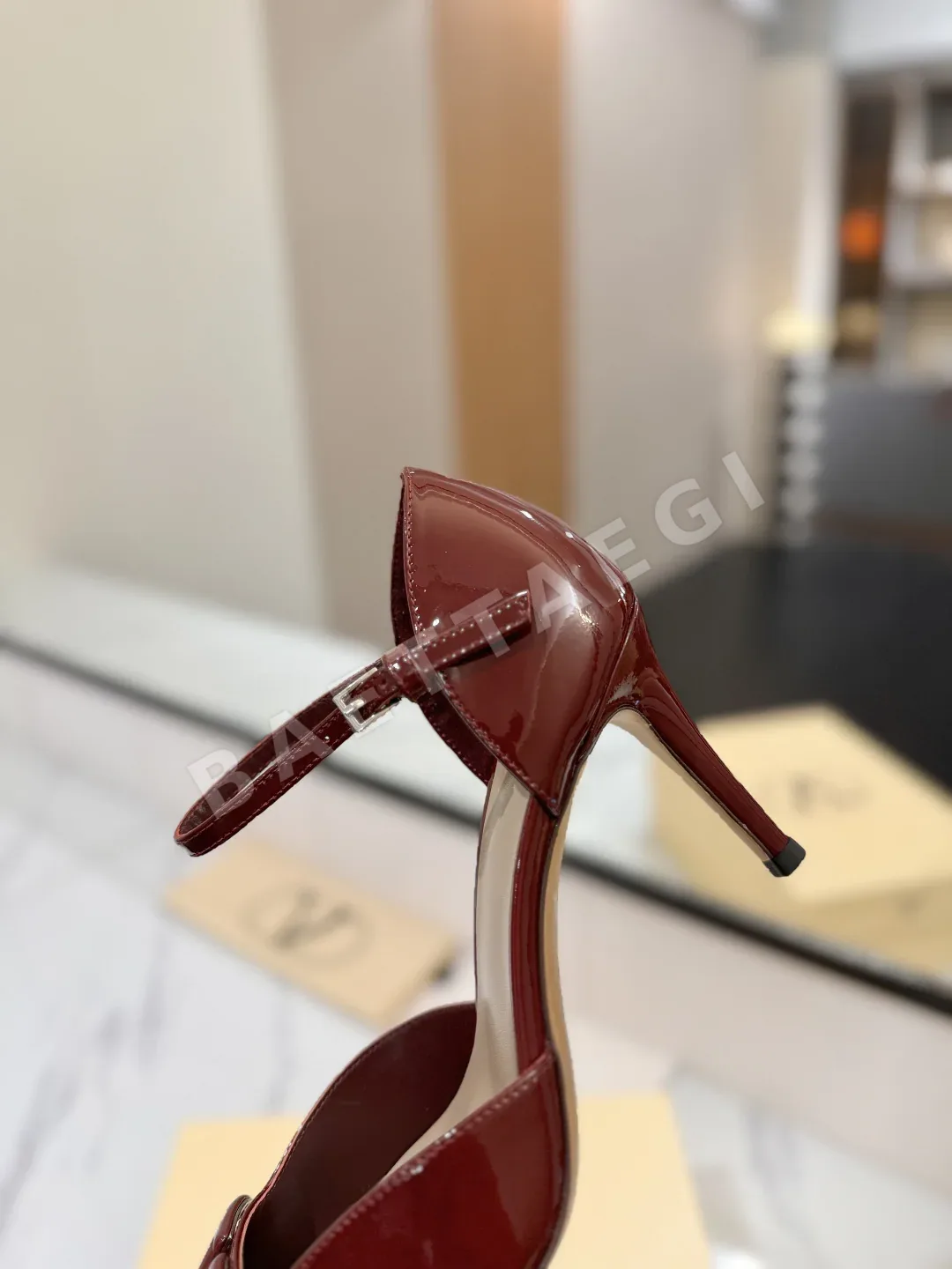 발렌티노 레더 메탈 브이 버클 펌프스 힐 상세 이미지 8