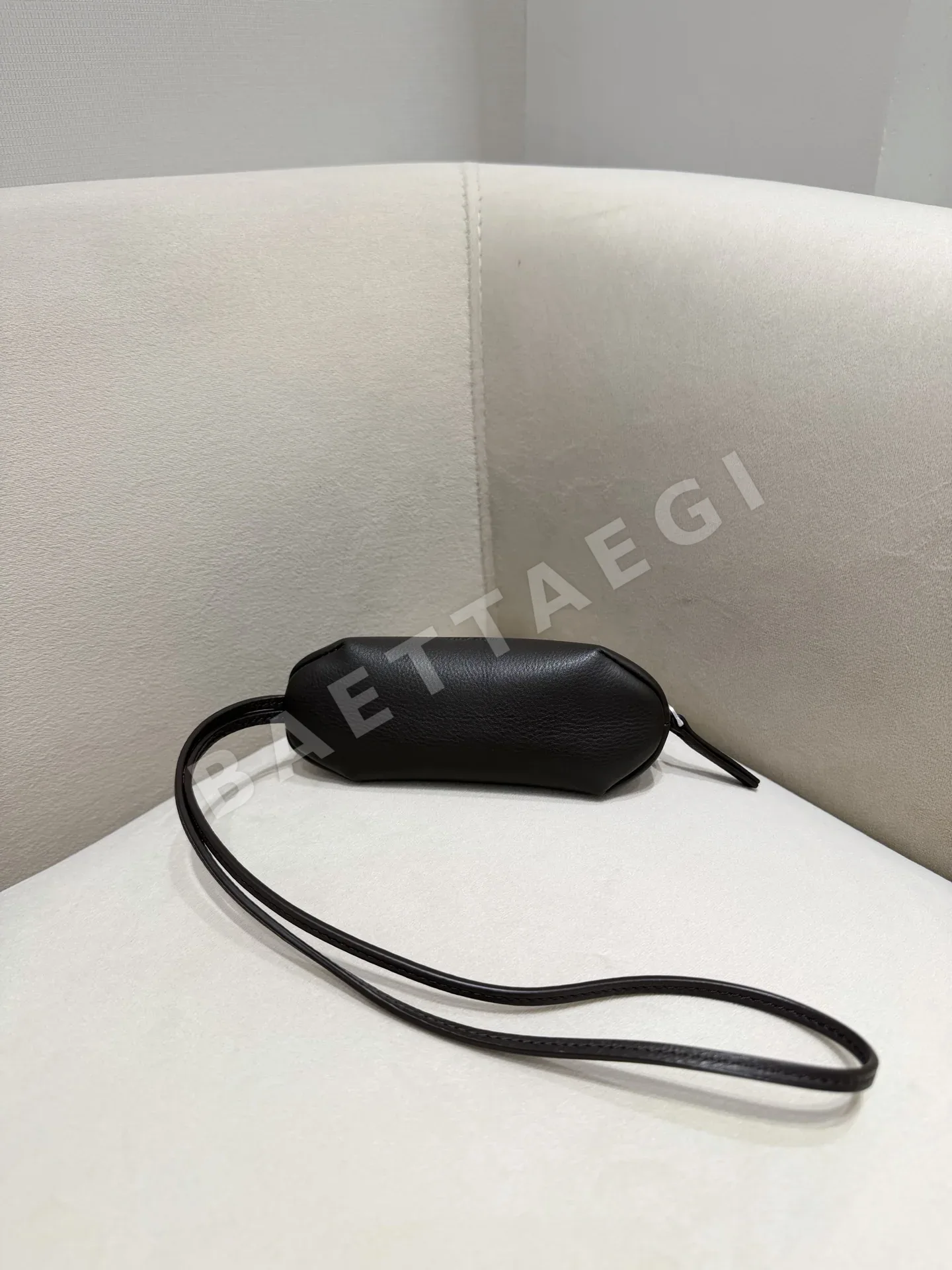 더로우 오웬 파우치 핸드백 상세 이미지 3