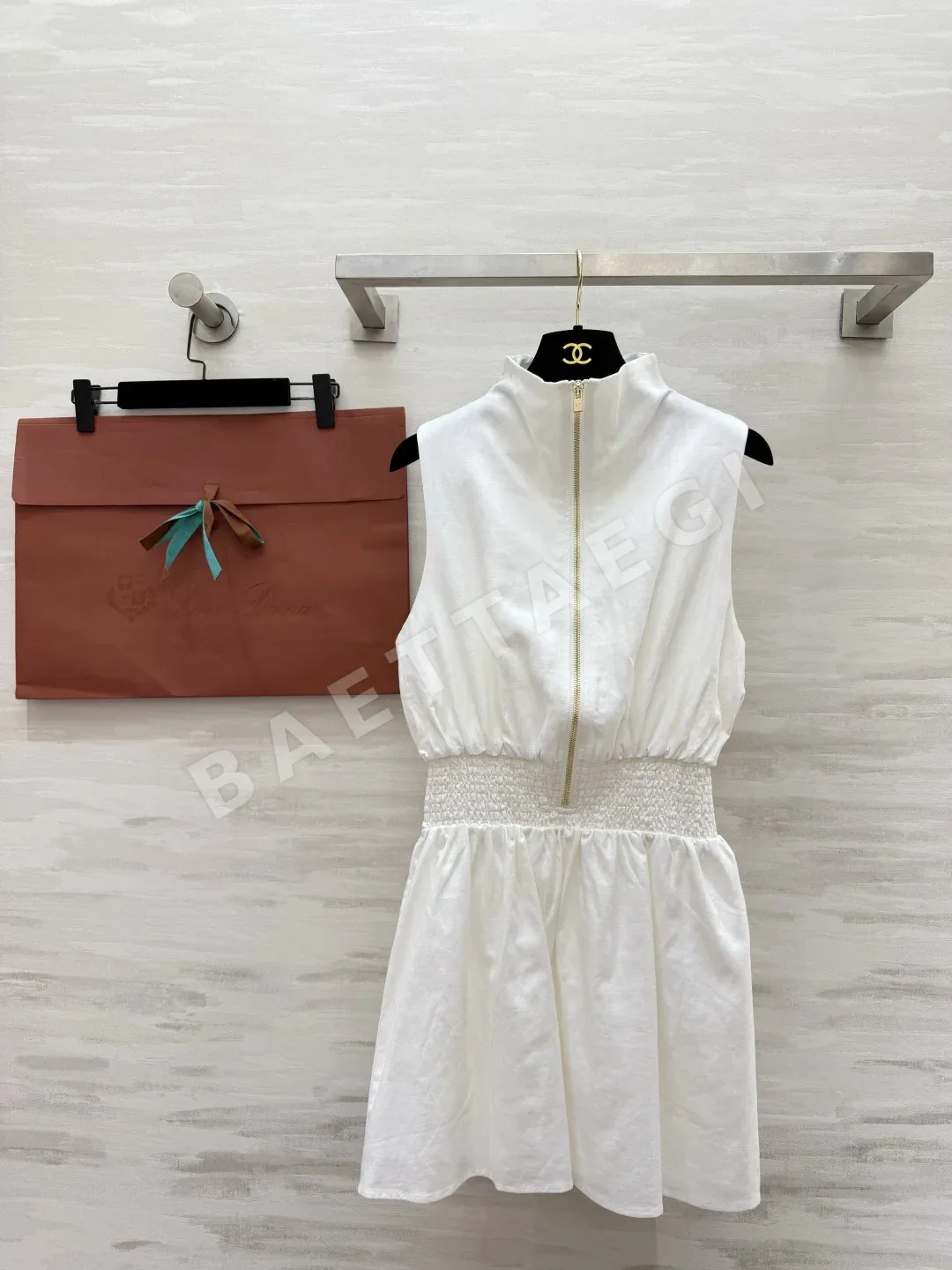 로로피아나 스탠드 카라 린넨 민소매 미니 원피스 154577