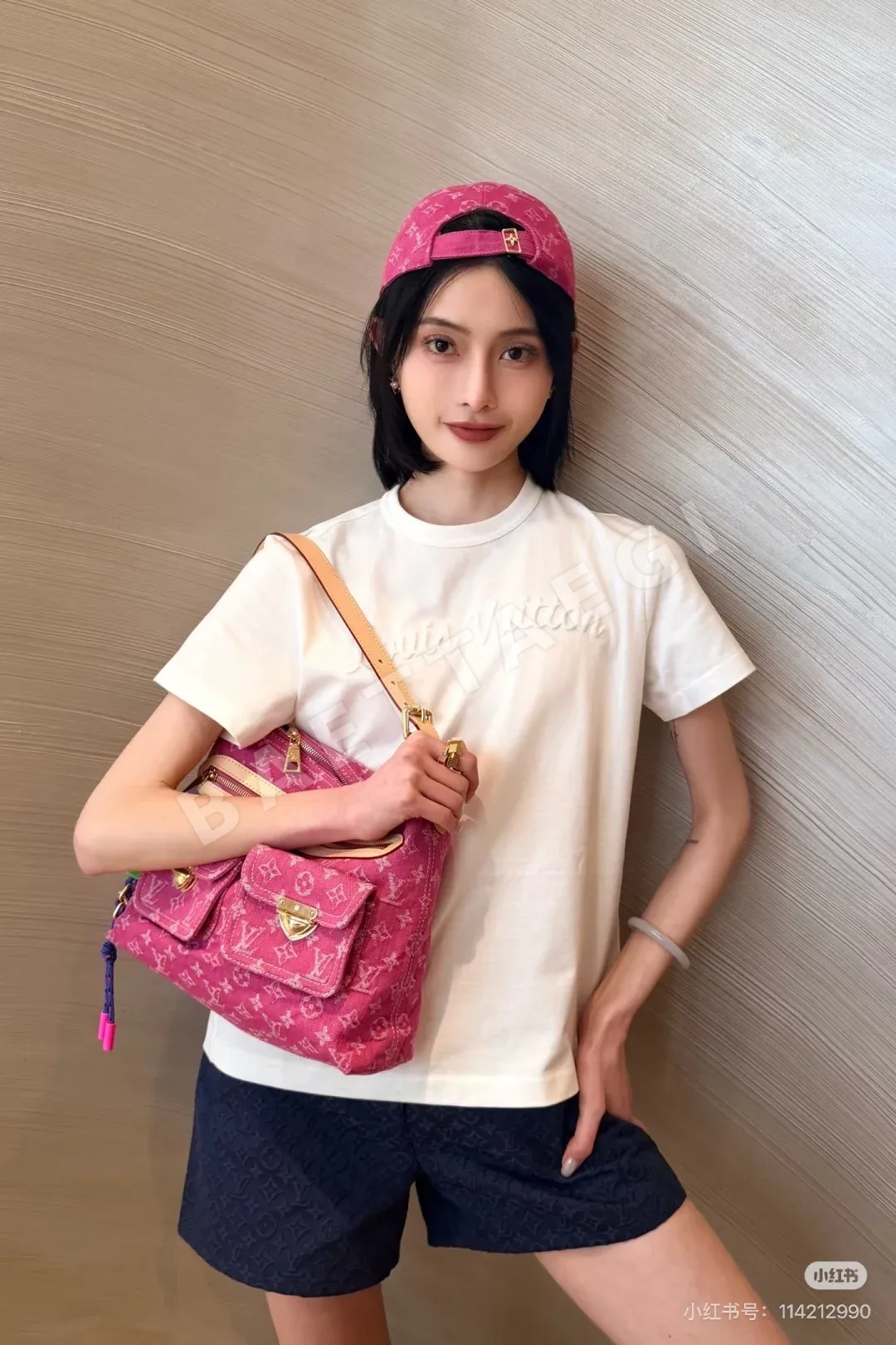 루이비통 엠보스 로고 여성 반팔 티셔츠 상세 이미지 4