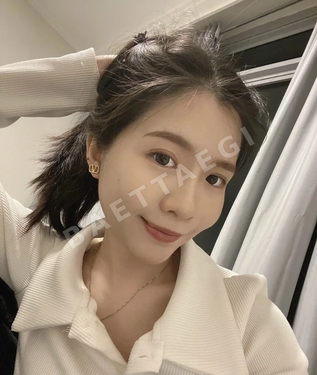 발렌티노 아이코닉 로고 귀걸이 상세 이미지 8