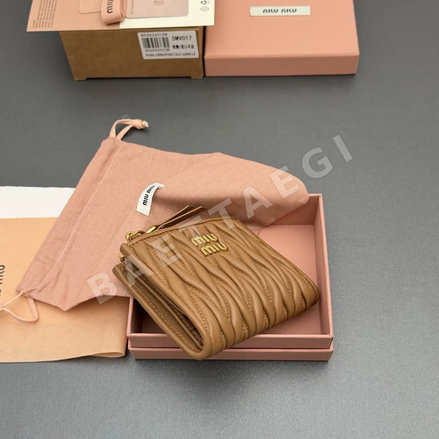 미우미우 매트라세 램스킨 3D 효과 반지갑 상세 이미지 5