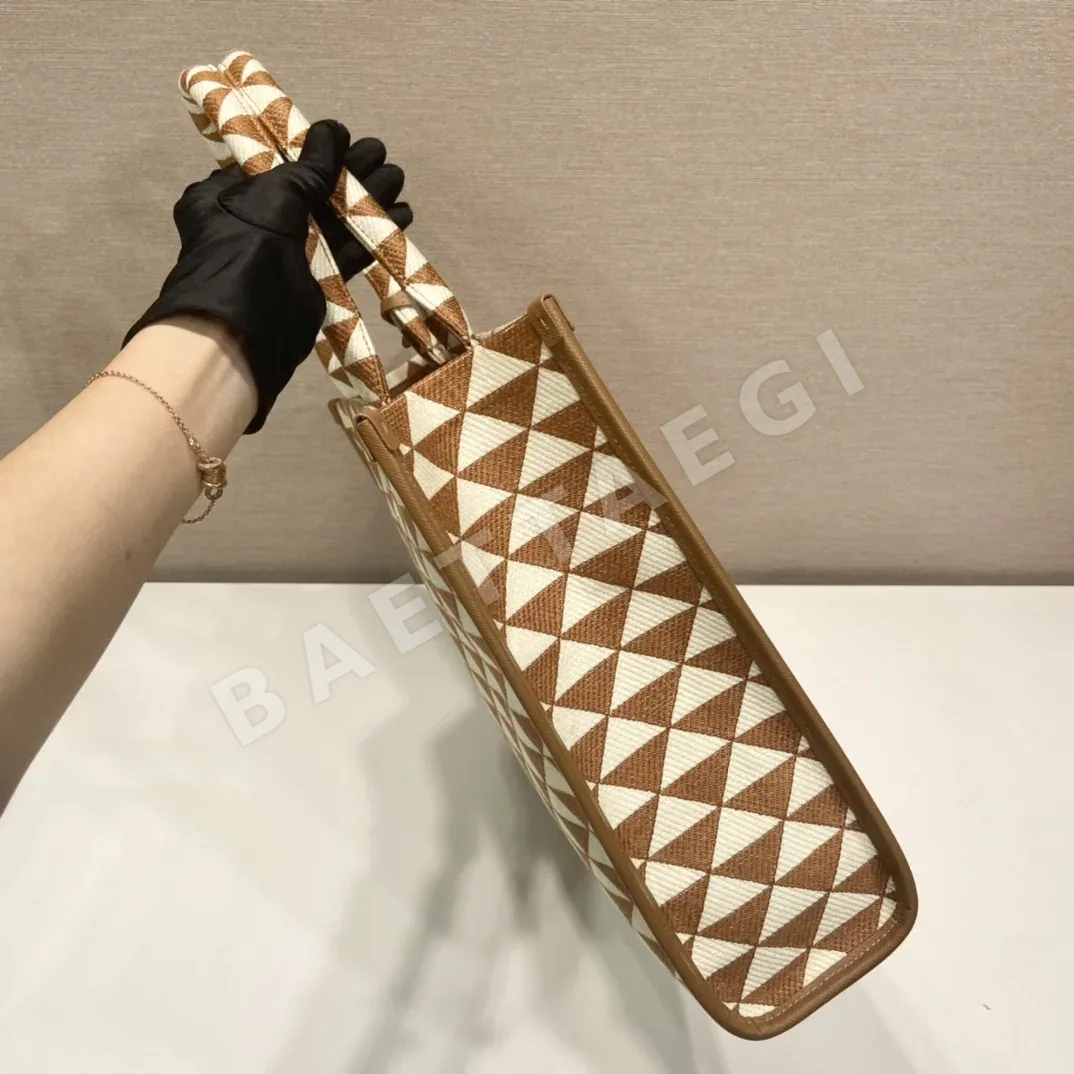 프라다 자수 토트백 라지 1BA356 상세 이미지 7