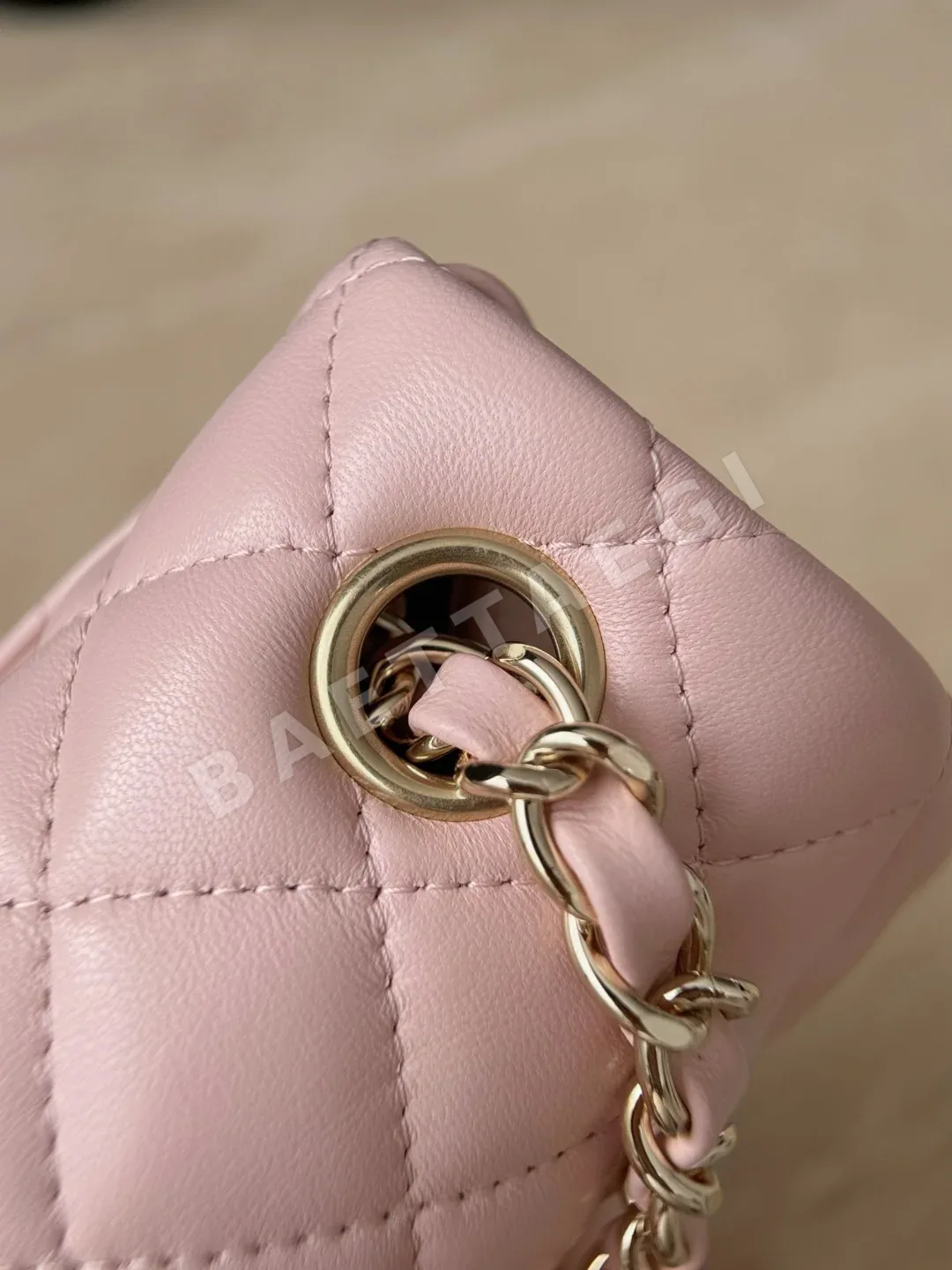 샤넬 라이트 핑크 양가죽 연금장 가방 상세 이미지 3