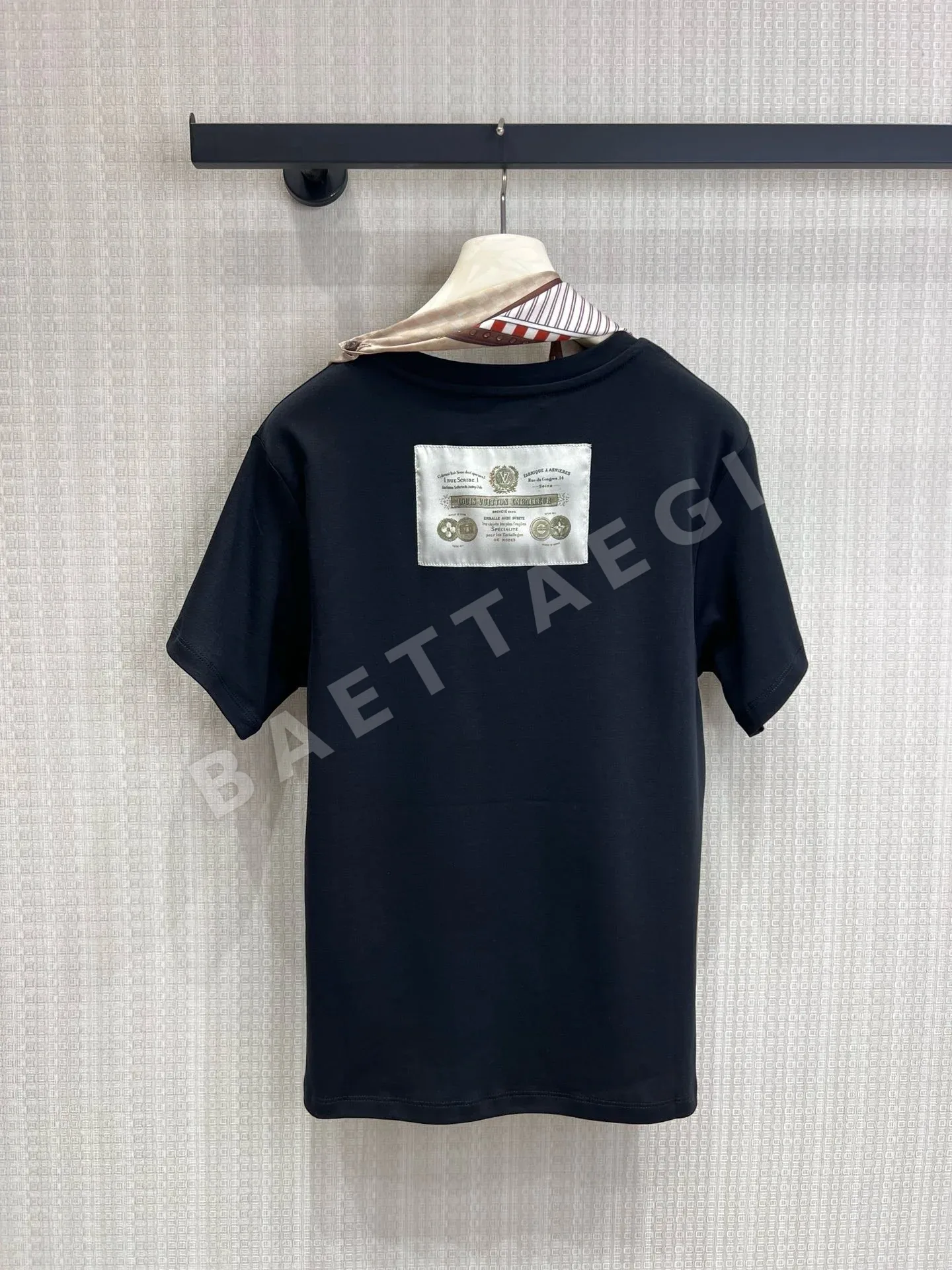 루이비통 실크 새틴 프린트 여성 반팔 티셔츠 상세 이미지 8