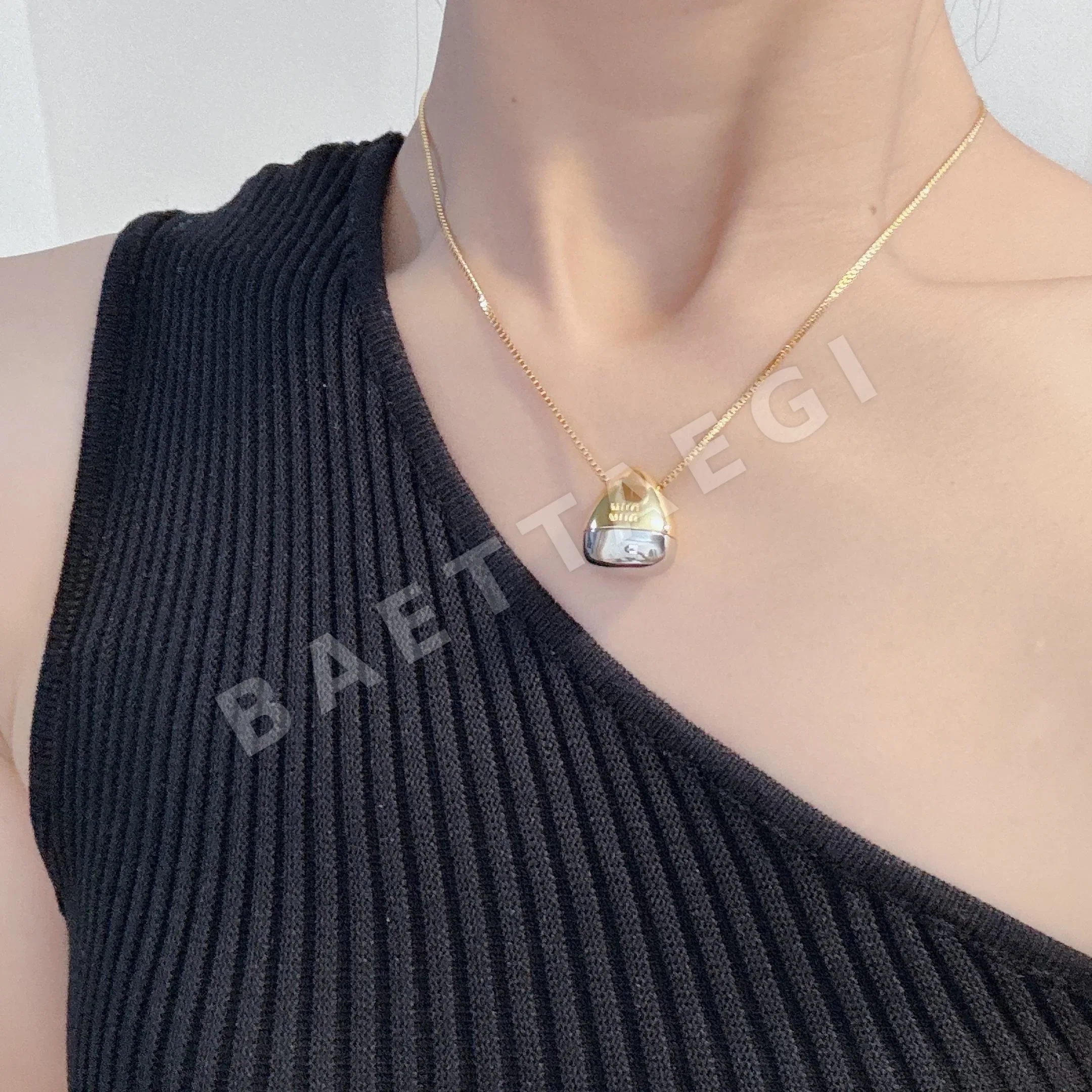 미우미우 25 A 뉴 골드 긴 펜던트 목걸이 60964