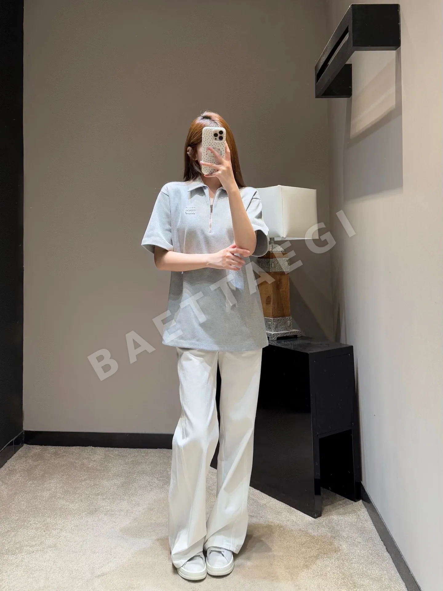 미우미우 그레이 엠보 로고 반팔 폴로셔츠 상세 이미지 4