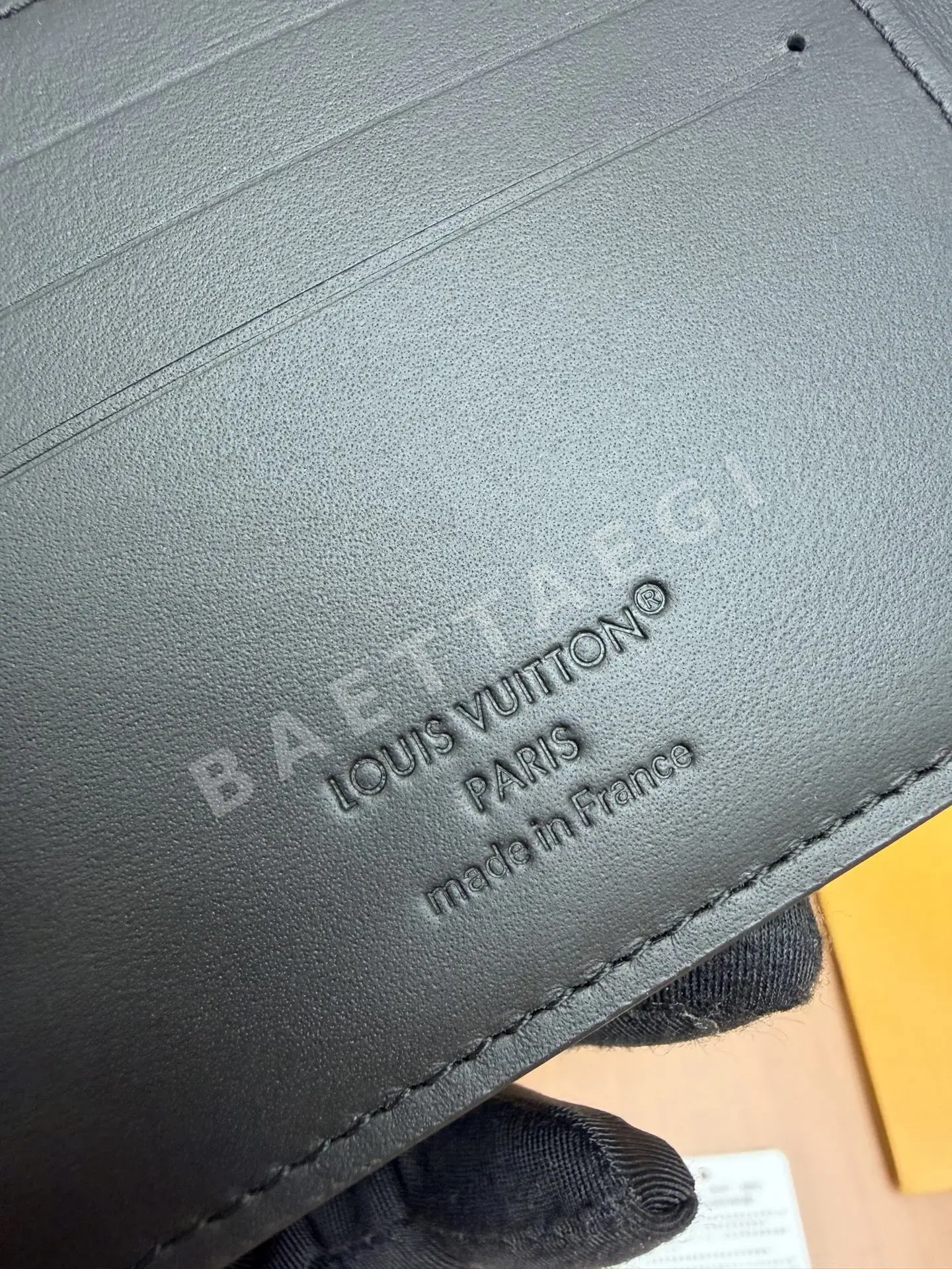 루이비통 M25945 올스틸 지갑 상세 이미지 6