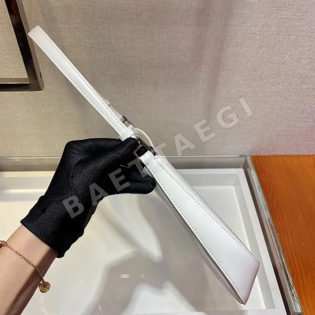 프라다 빈티지 가죽 언더암 가방 1BC499 상세 이미지 6