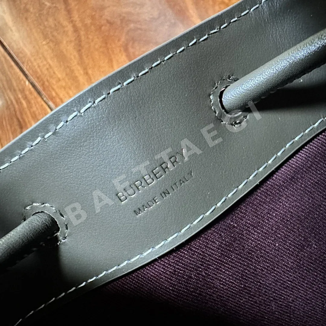 버버리 친환경 컬러 버킷백 상세 이미지 8