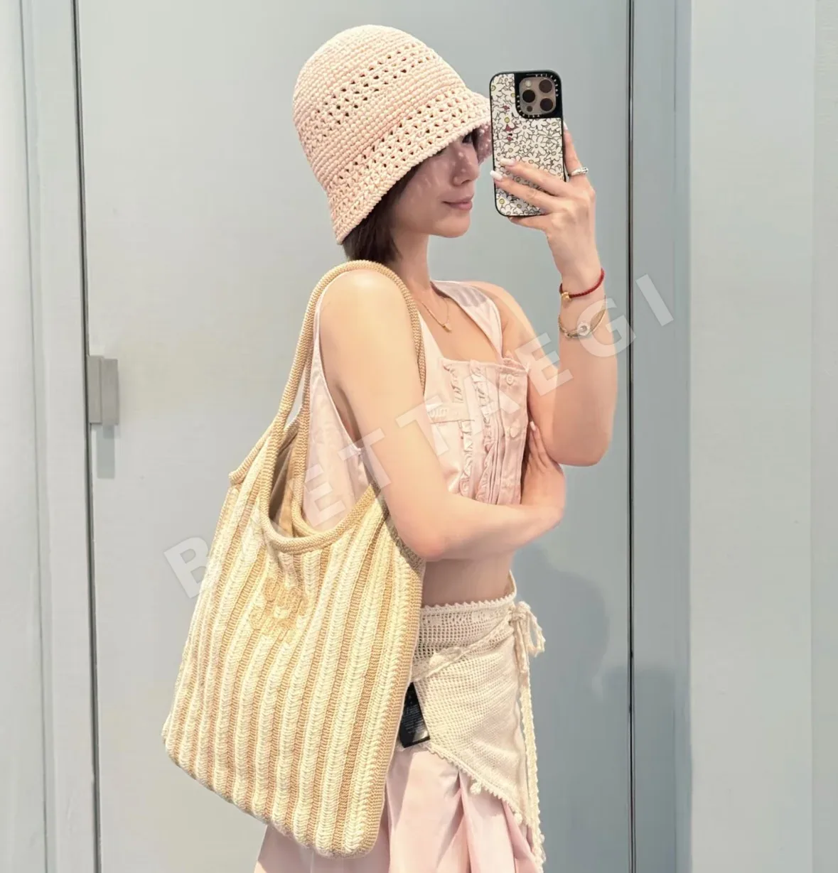 미우미우 스퀘어넥 프릴 버튼 크롭 반팔 티셔츠 상세 이미지 3