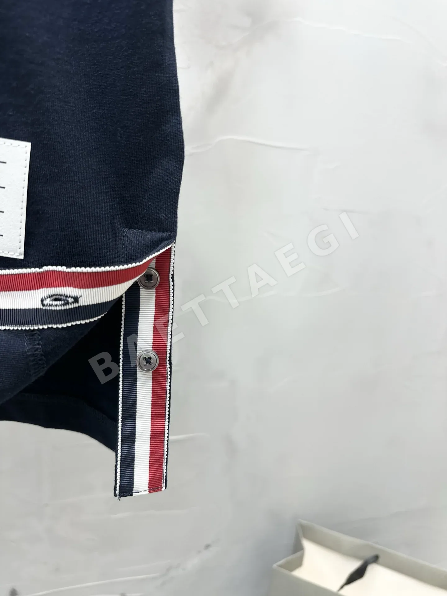 톰브라운 더블 스트랩 컬러 코팅 크루넥 반팔 티셔츠 상세 이미지 8