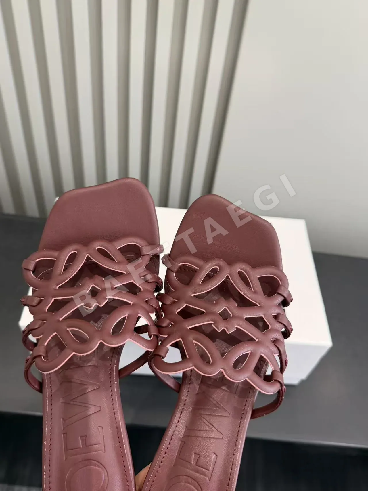 로에베 시프스킨 샌들 상세 이미지 4