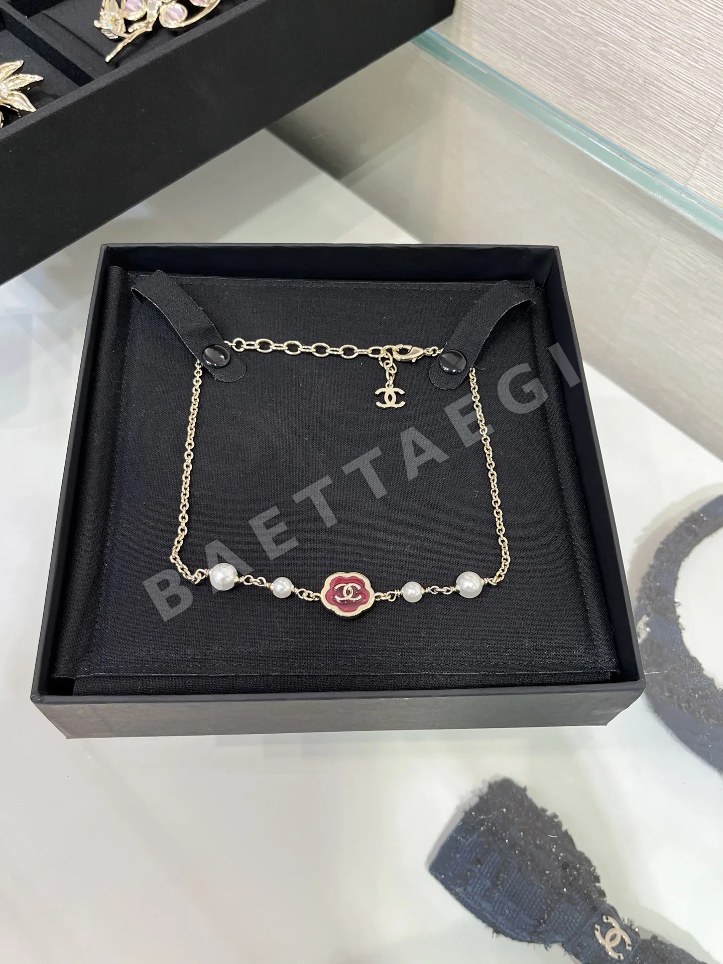 샤넬 25A 골드 더블 C 레드 에나멜 진주 목걸이 153842