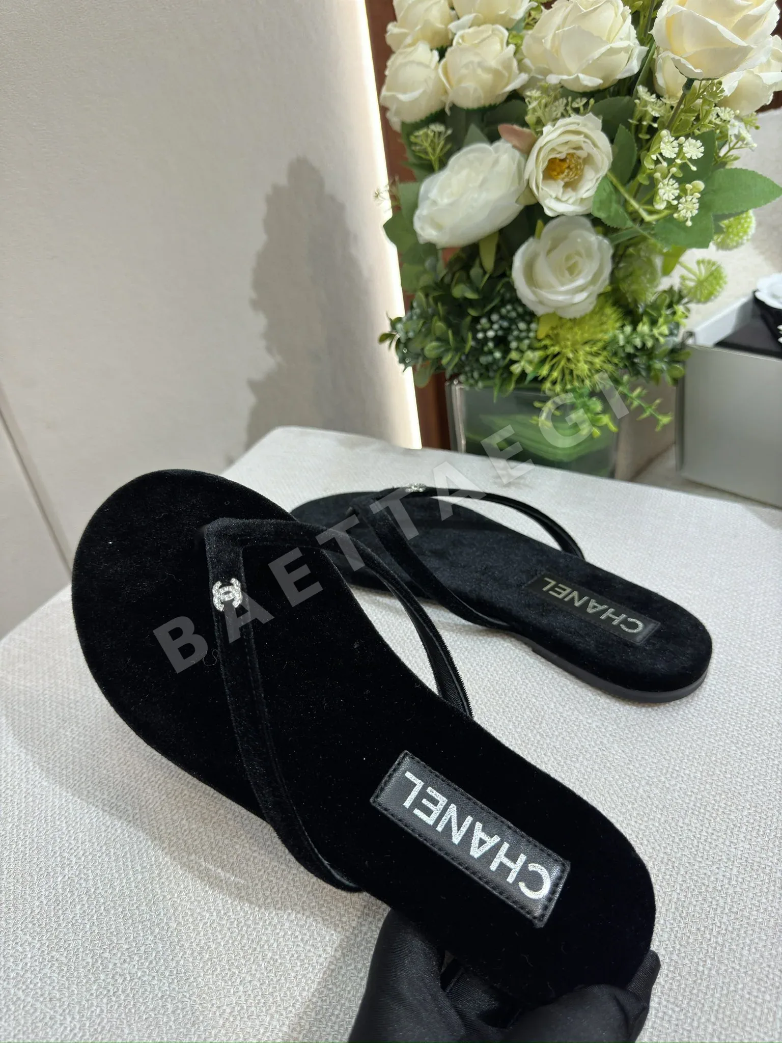 샤넬 벨벳 데님 라인스톤 C 버클 플립플롭 상세 이미지 8