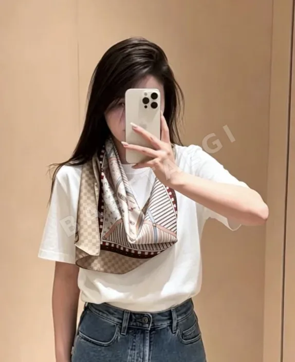 루이비통 실크 새틴 프린트 여성 반팔 티셔츠 114668