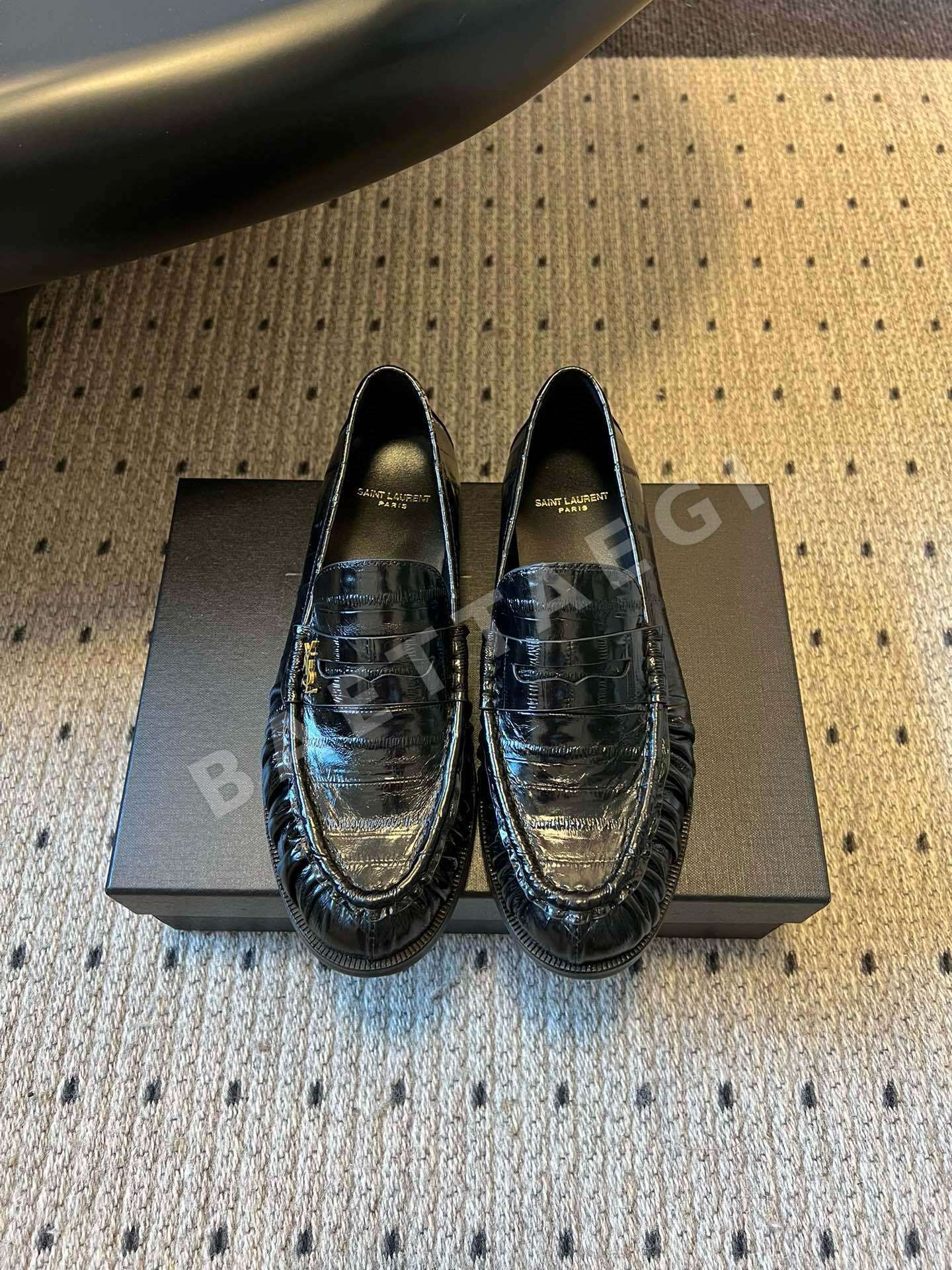 생로랑 메탈릭 YSL 로고 에나멜 로퍼 9380