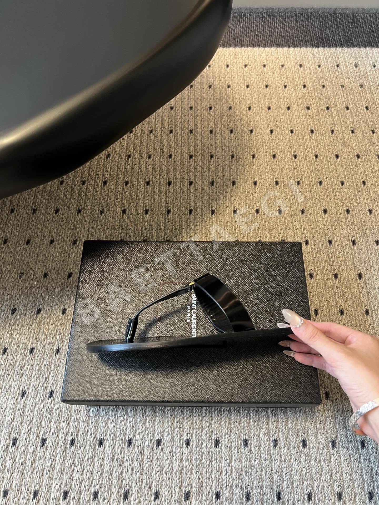 생로랑 YSL 메탈 로고 T 스트랩 플랫 샌들 상세 이미지 5