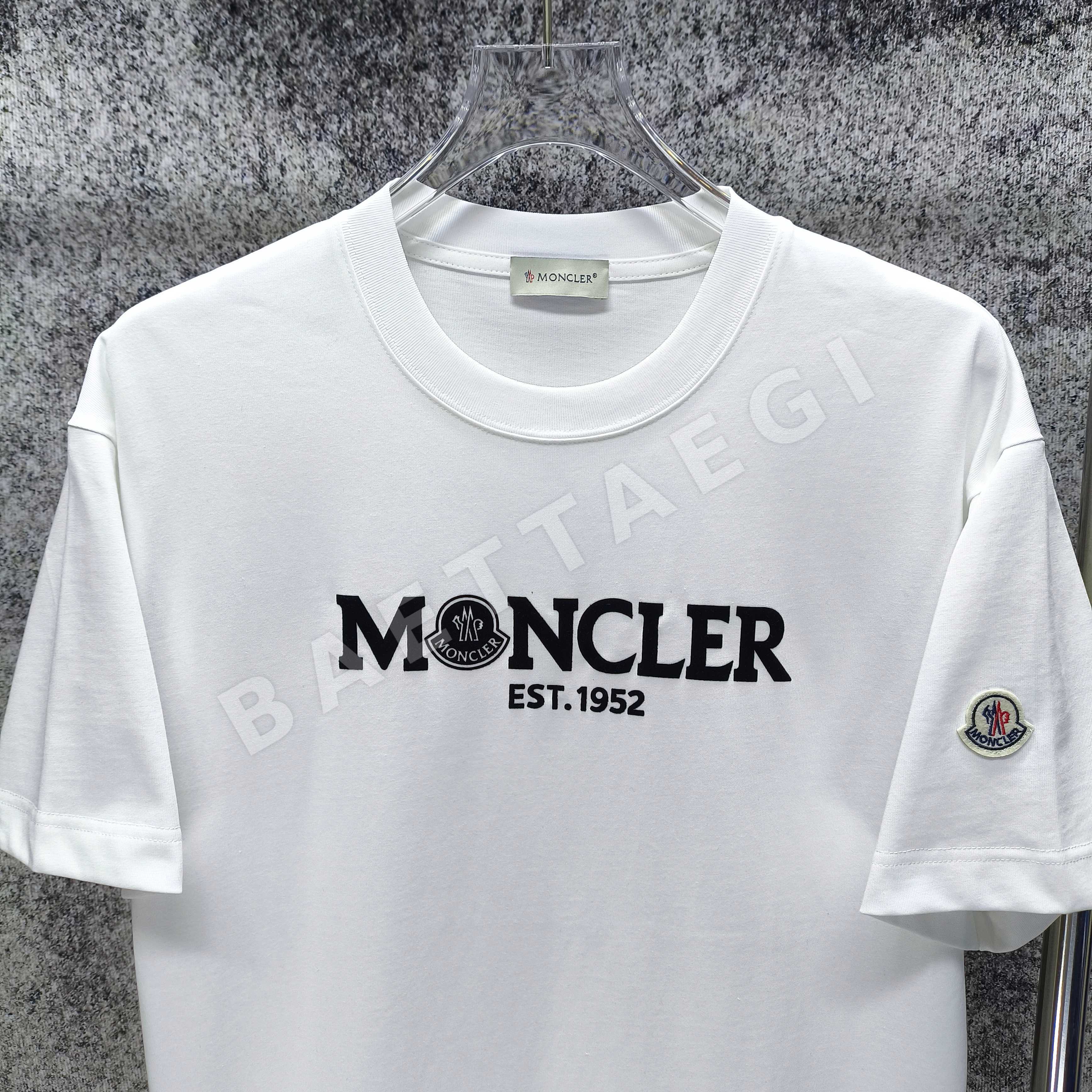몽클레르 플로키 가공 레터 프린트 여성 반팔 티셔츠 상세 이미지 3