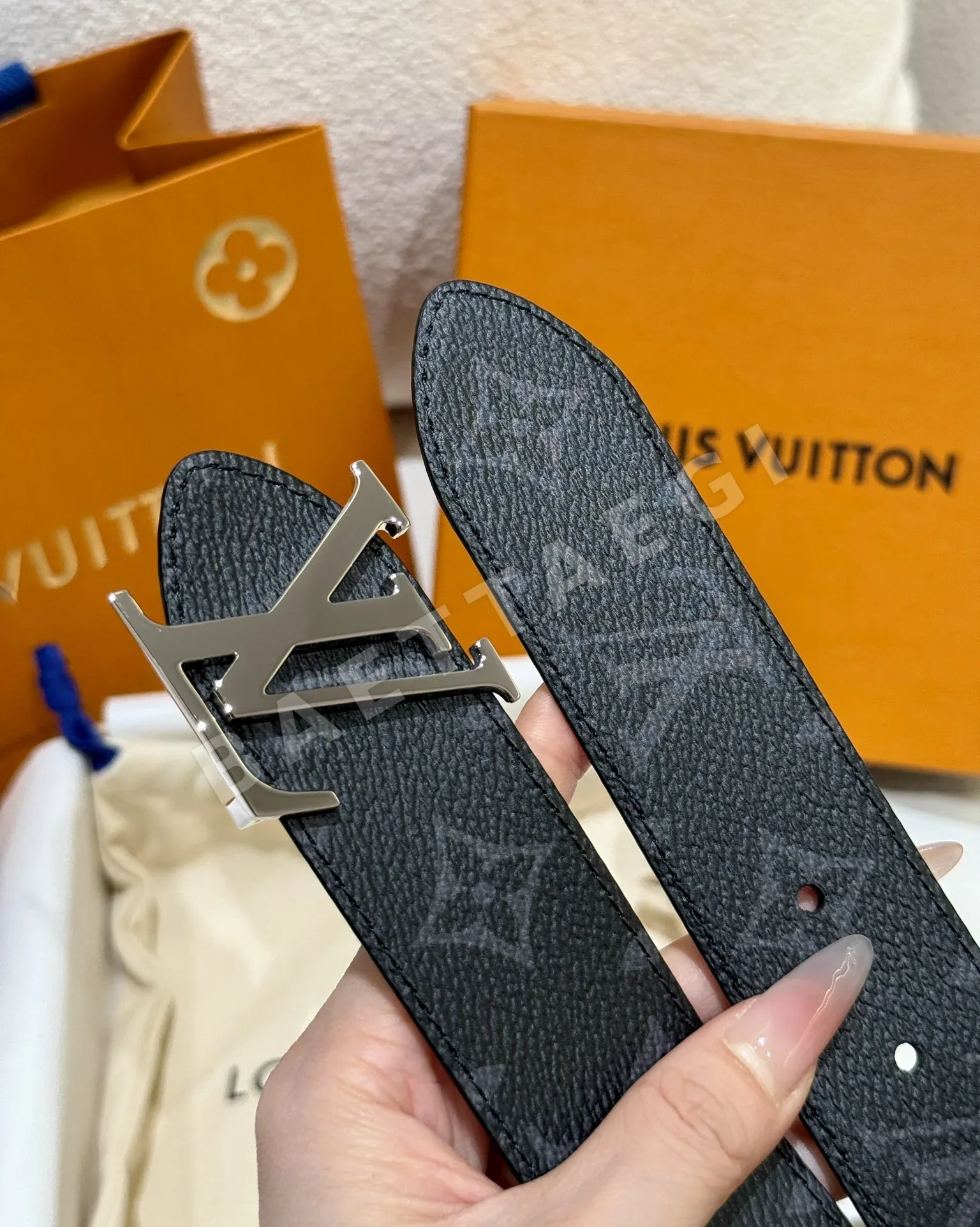 루이비통 아이코닉 LV 로고 가죽 벨트 상세 이미지 6