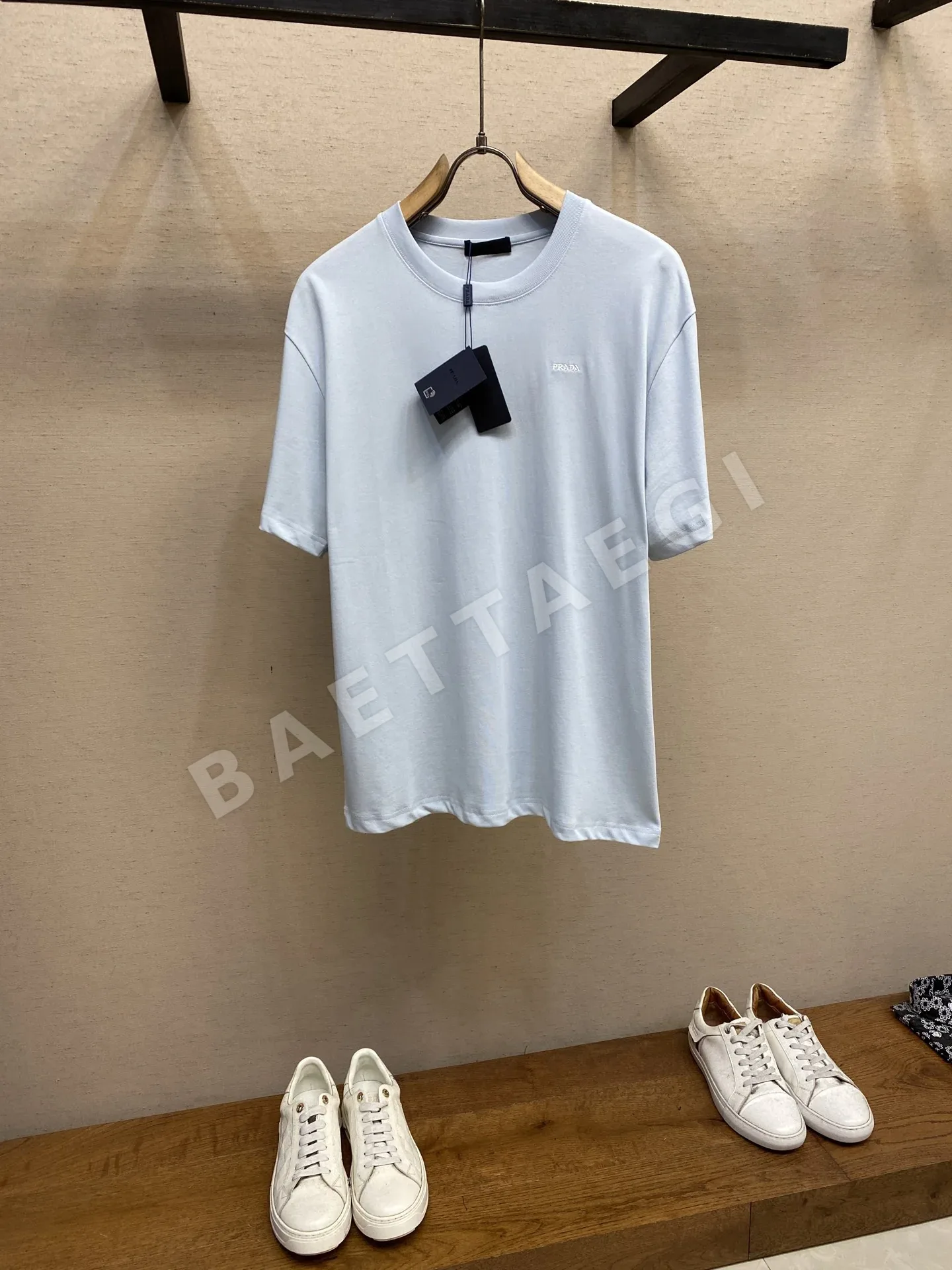 프라다 코튼 자수 반팔 티셔츠 P260