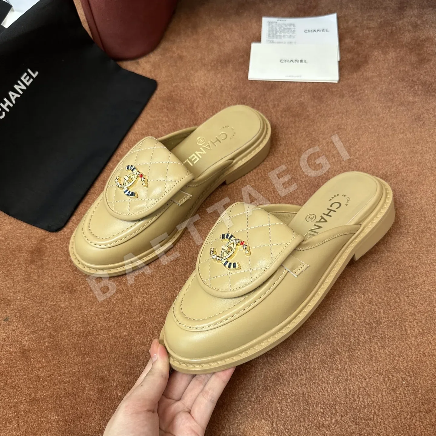 샤넬 퀼팅 로고 뮬 샌들 베이지 상세 이미지 8