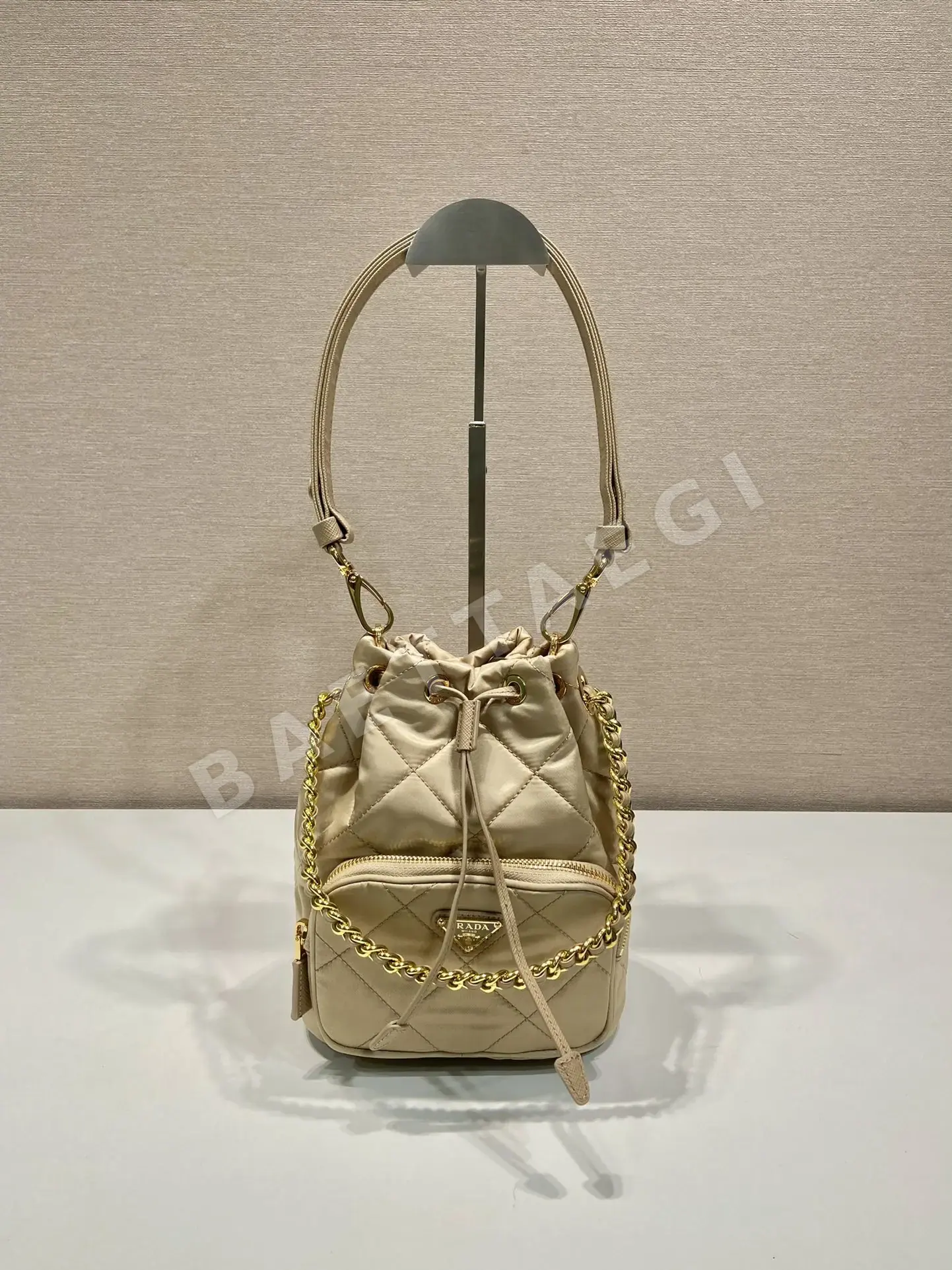 프라다 자수 패딩 버킷백 숄더백 1BH038 67366