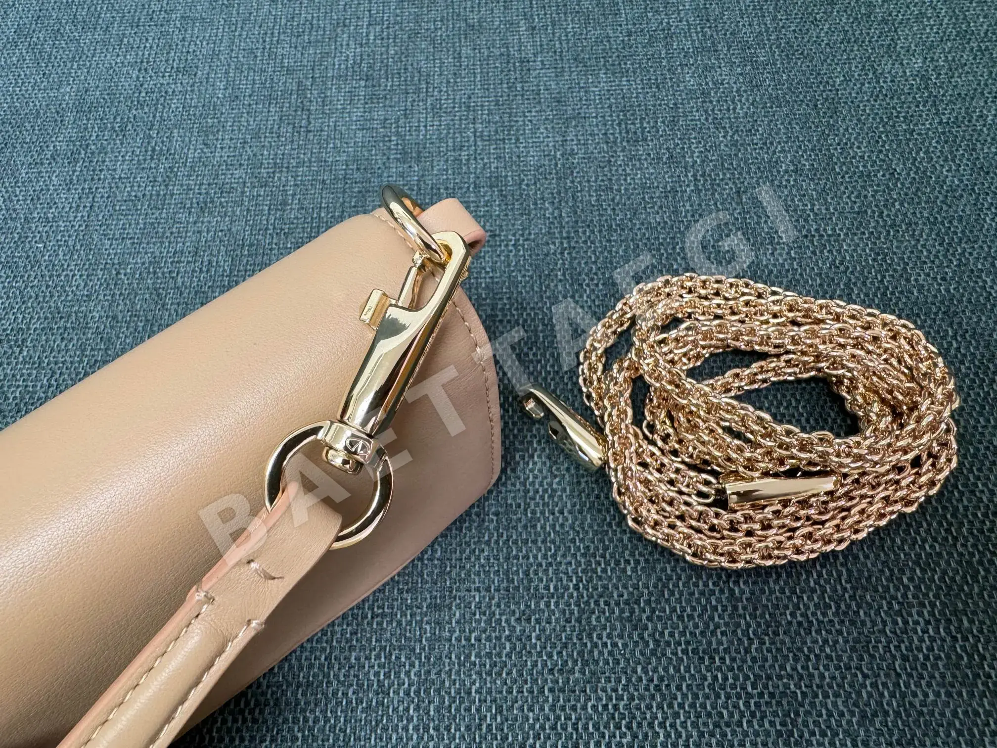 발렌티노 V로고 카프스킨 핸드백 상세 이미지 7
