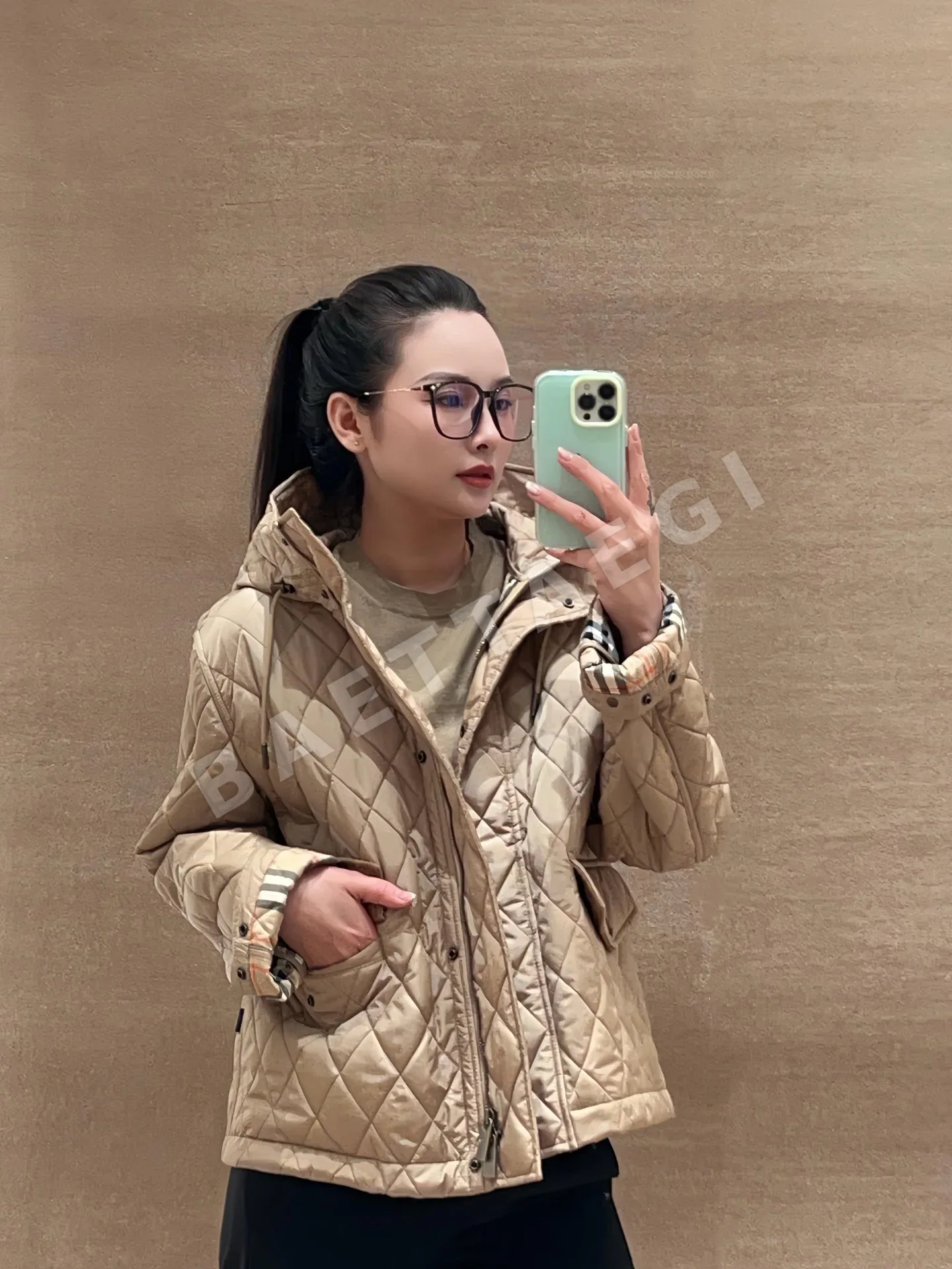 버버리 다이아몬드 퀼팅 후드 코튼 여성 자켓 상세 이미지 8
