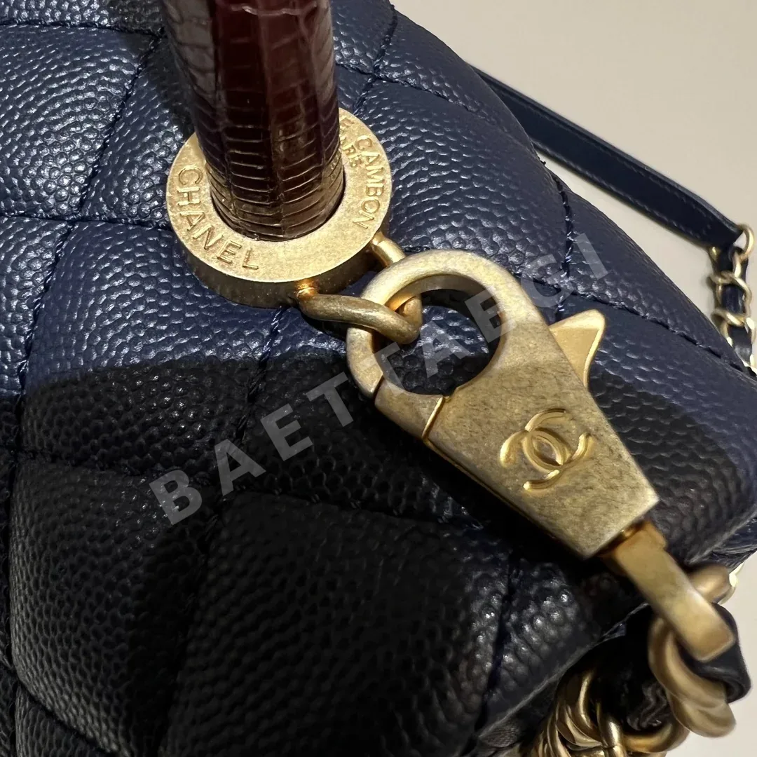 샤넬 코코 핸들 미디움 캐비어 소가죽 가방 오션 블루 금장 상세 이미지 6