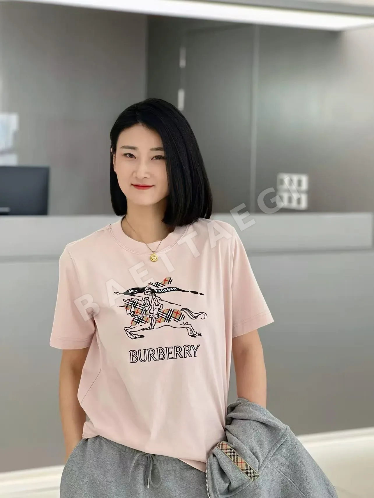 버버리 여성 코튼 반팔 티셔츠 상세 이미지 4