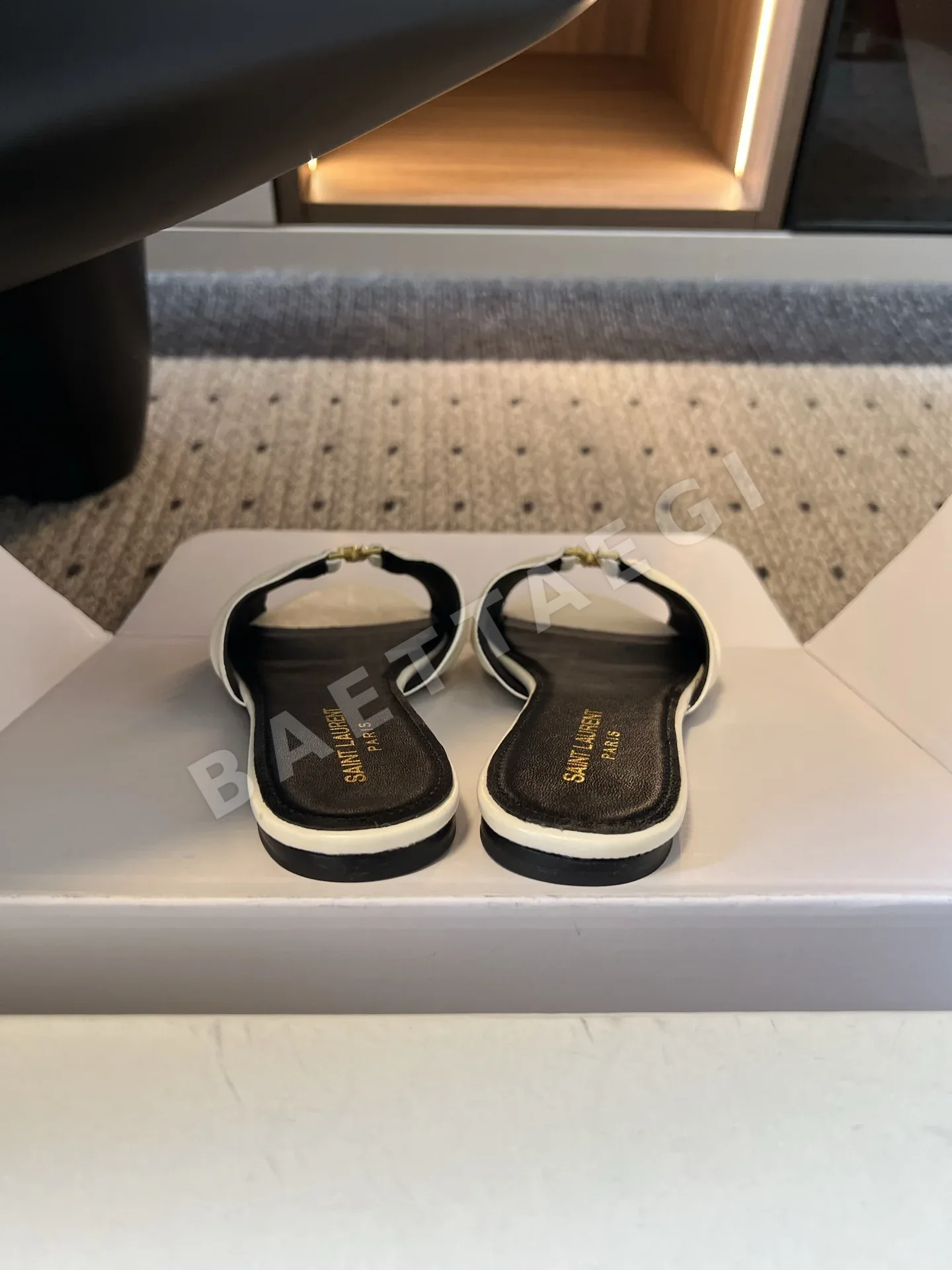 생로랑 플리츠 YSL 버클 플랫 샌들 상세 이미지 9