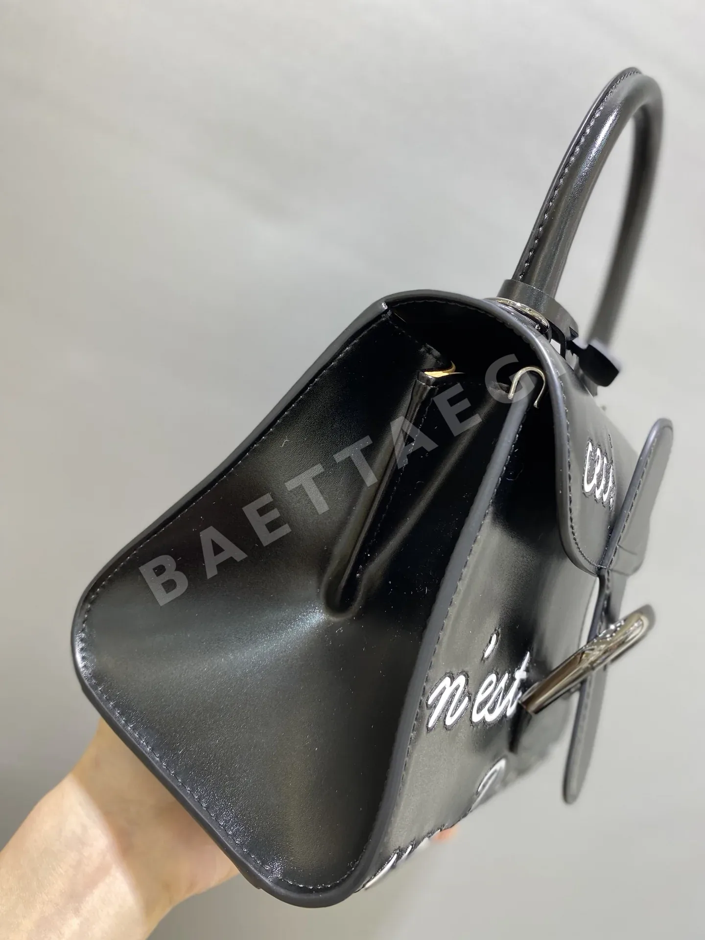 델보 브릴리언트 블랙 미니 레터백 가방 상세 이미지 5