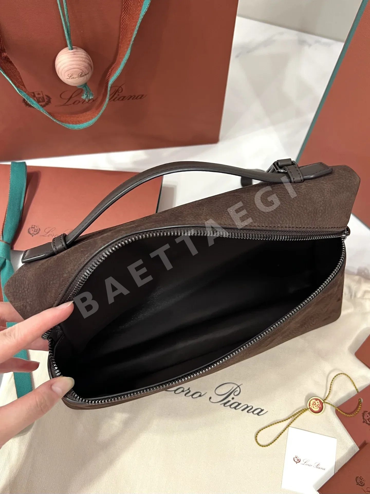 로로피아나 벨벳 브라운 캡스킨 런치박스 클러치백 상세 이미지 8
