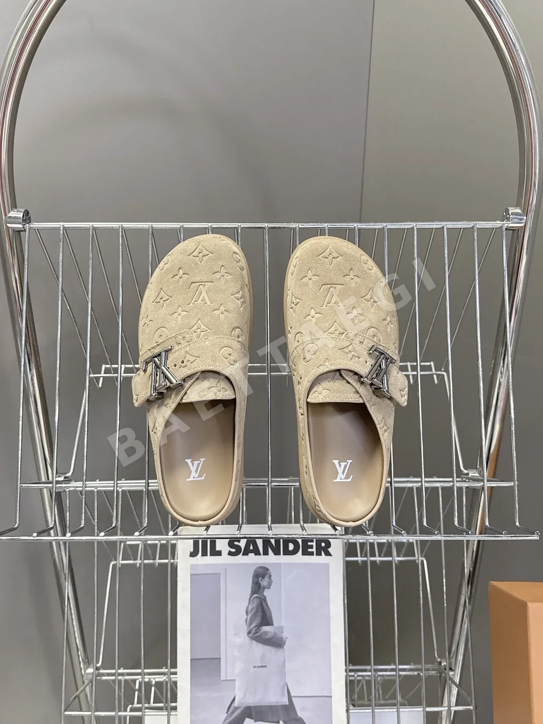 루이비통 스웨이드 LV 로고 버클 백리스 뮬 상세 이미지 6
