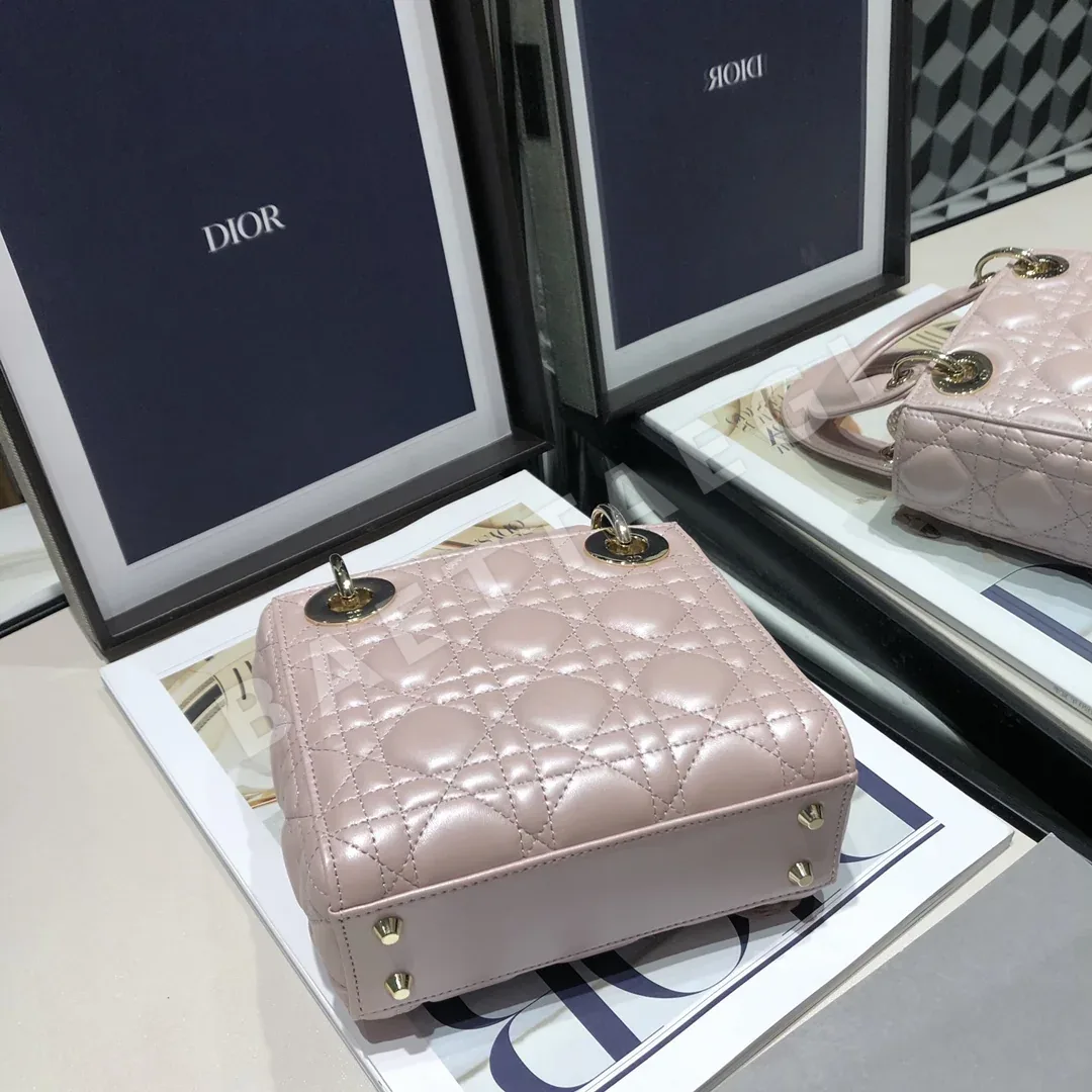 디올 레이디 클래식 램스킨 숄더백 상세 이미지 5