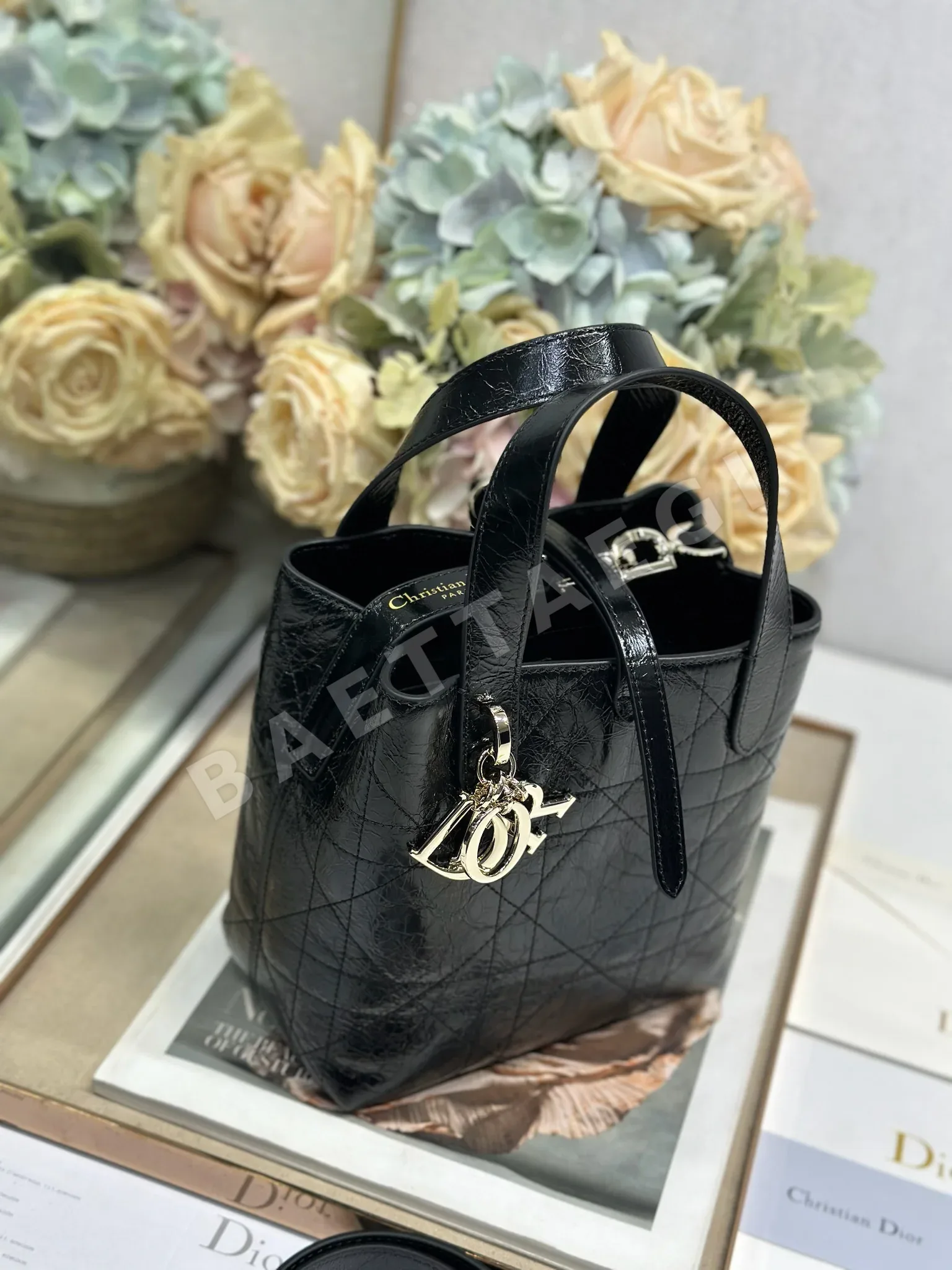 디올 뚜주흐 세로형 플리츠 가죽 토트 가방 상세 이미지 2