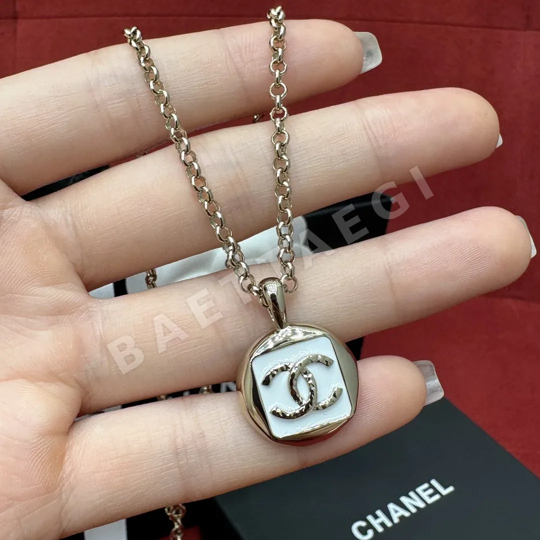 샤넬 화이트 에나멜 더블 C 메탈 목걸이 178248