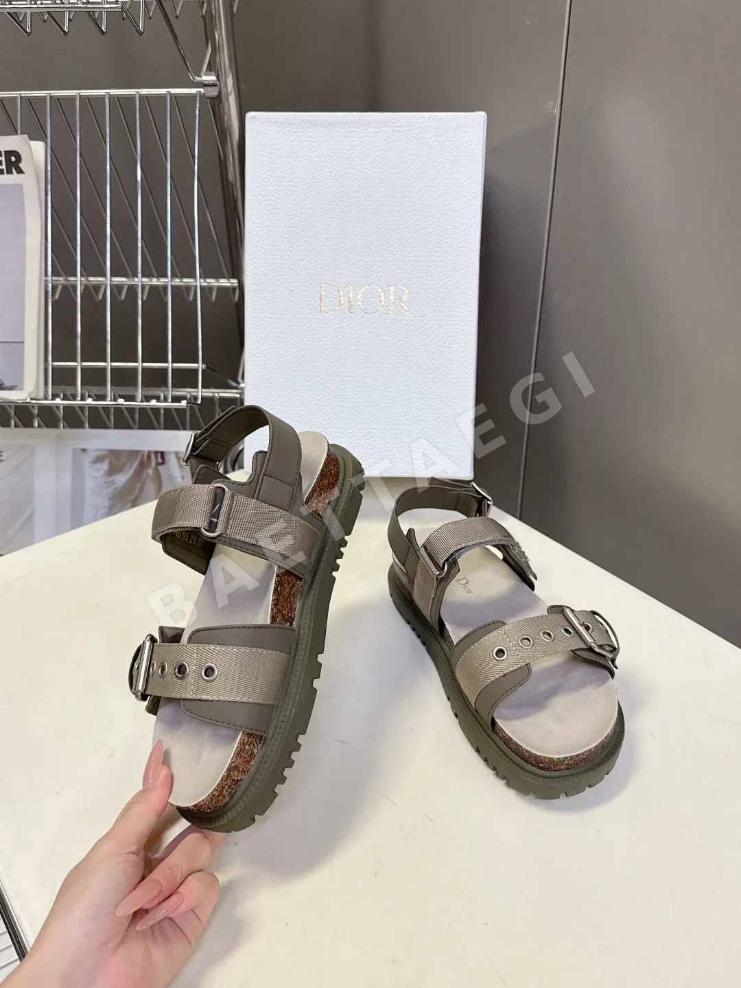 디올 더블 버클 플랫폼 샌들 상세 이미지 4